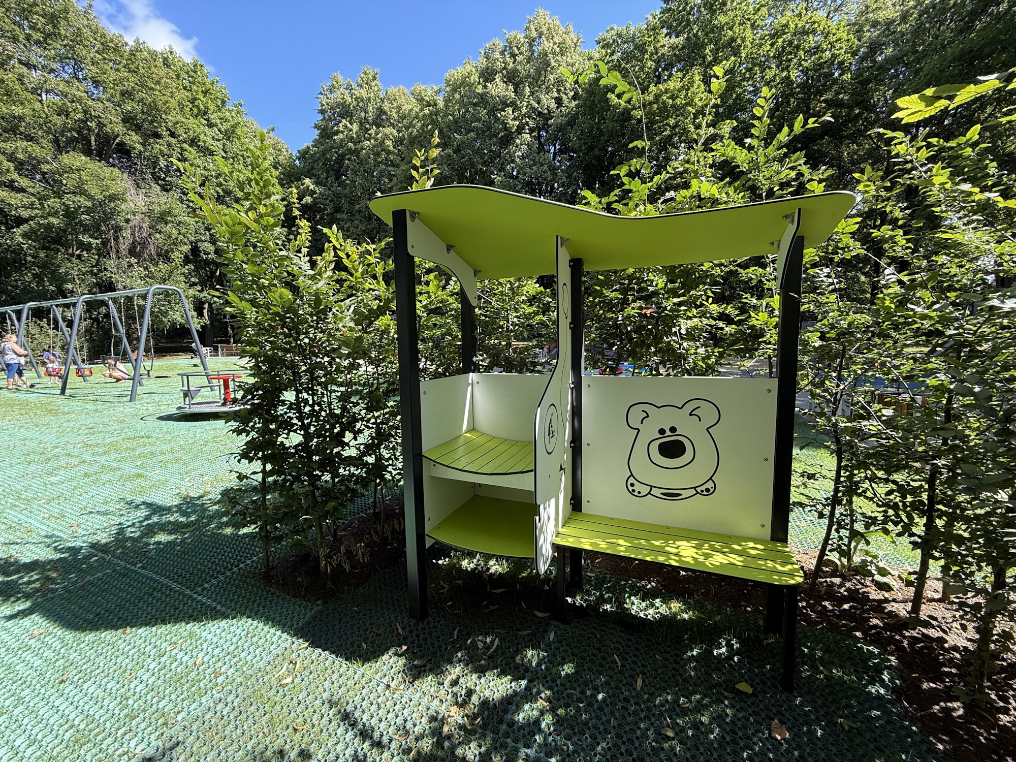 przewijak ukryty w zieleni