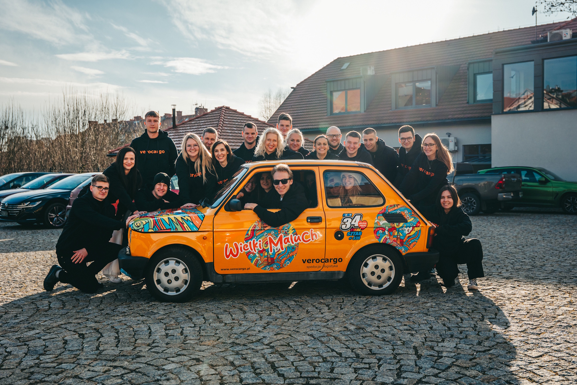 Ludzie i żółty Fiat 126p