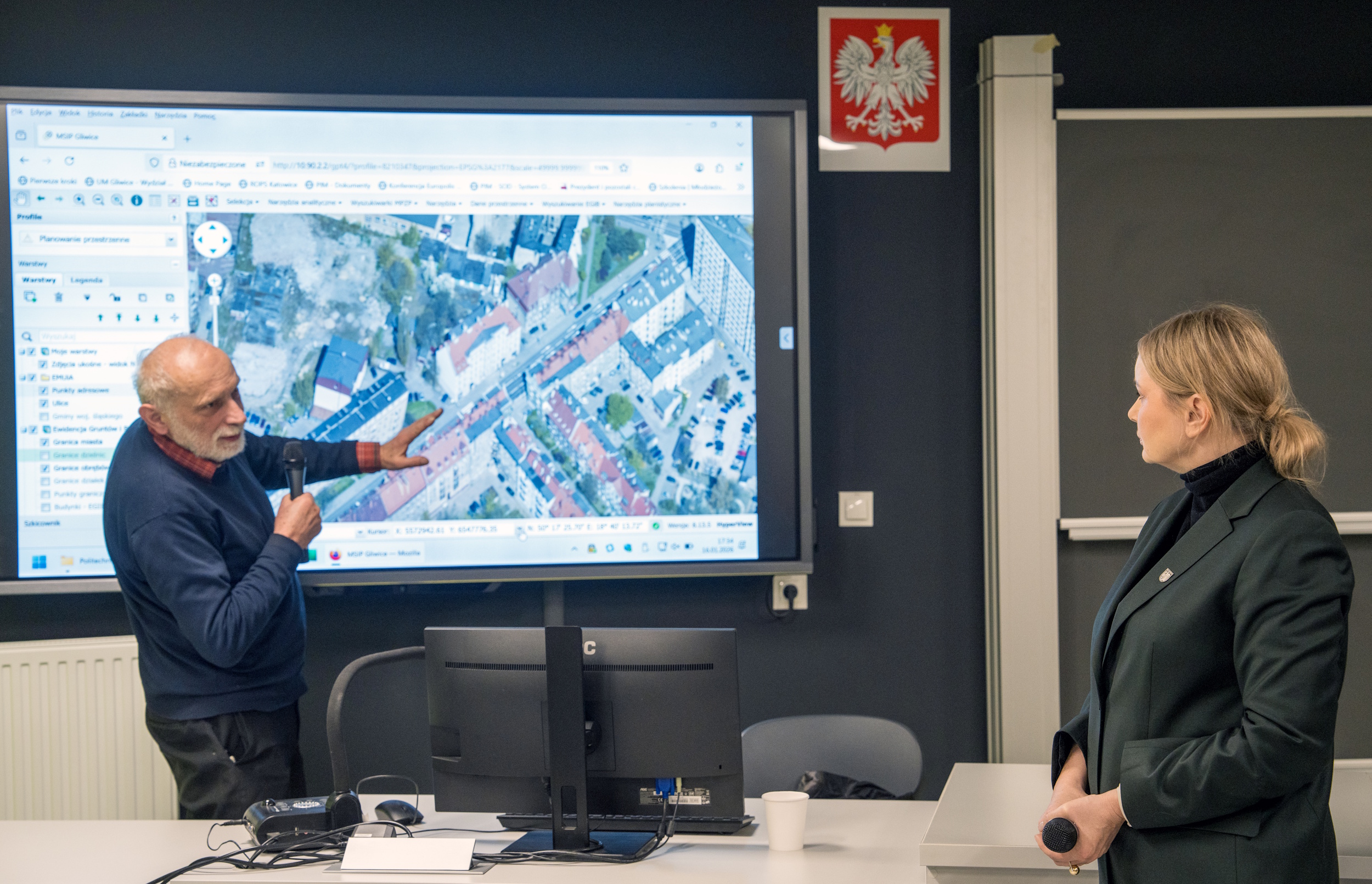 Mieszkaniec pokazujący coś na mapce