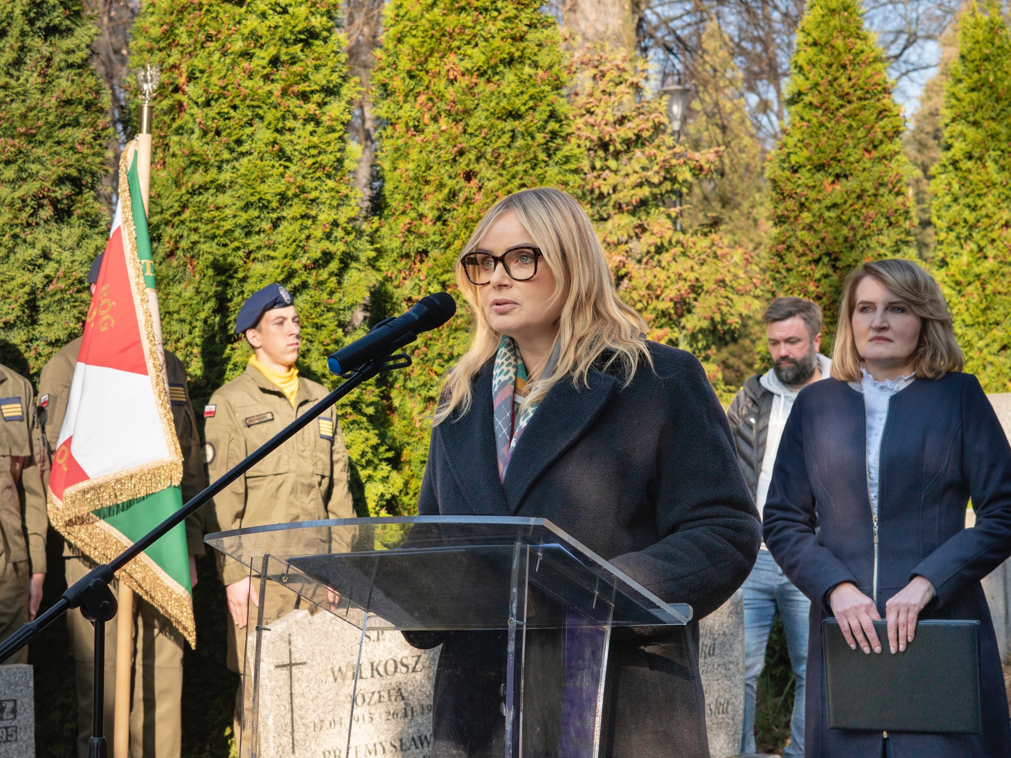 prezydent Gliwic przemawia na cmentarzu