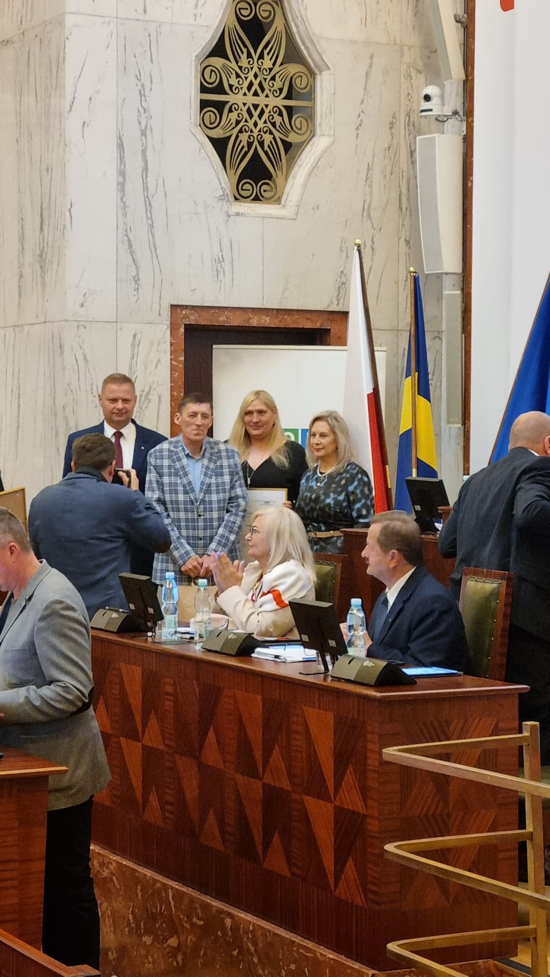 Państwo Miozga podczas odbierania nagrody w urzędzie w Katowicach