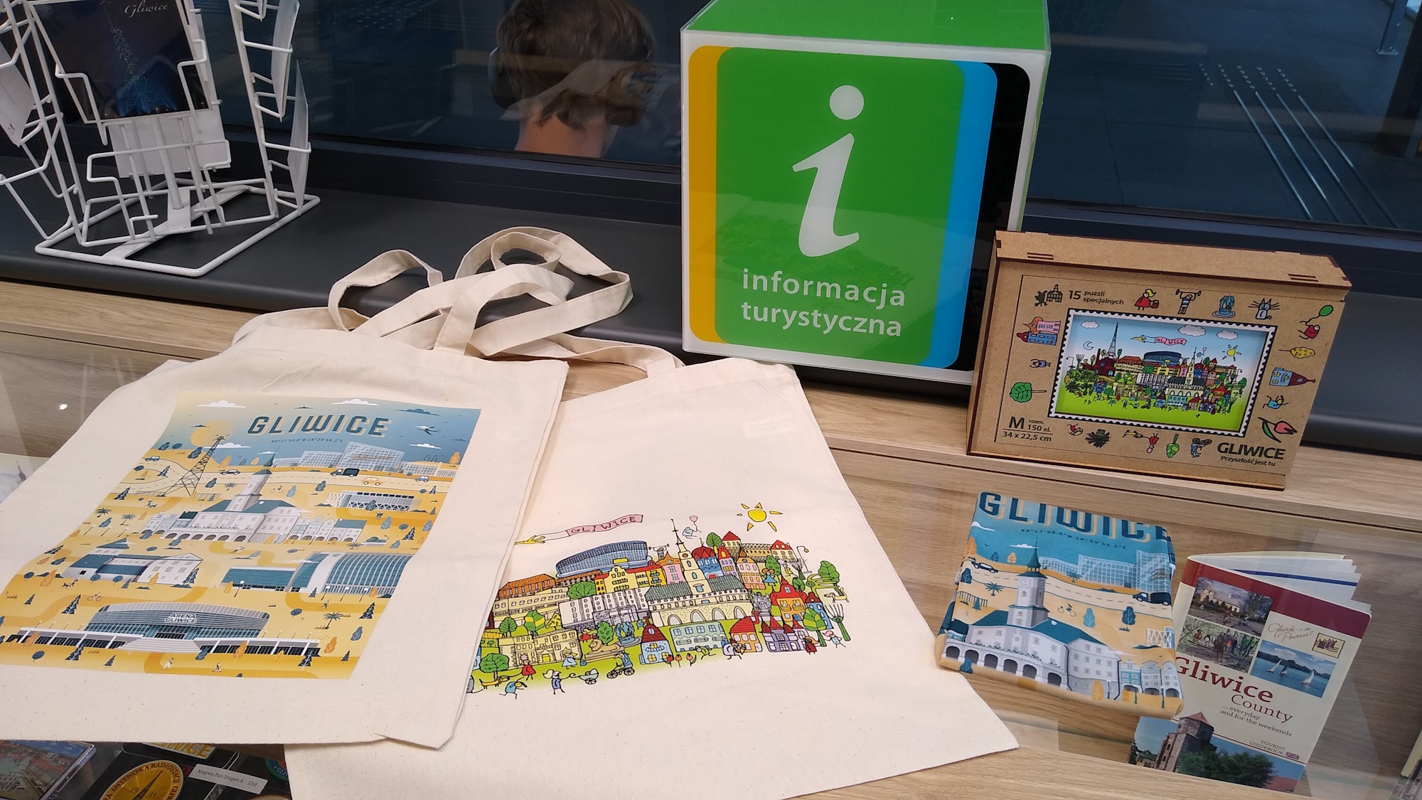 Fot. M.Foltyn/UM Gliwice torby i puzzle oraz znak informacji turystycznej