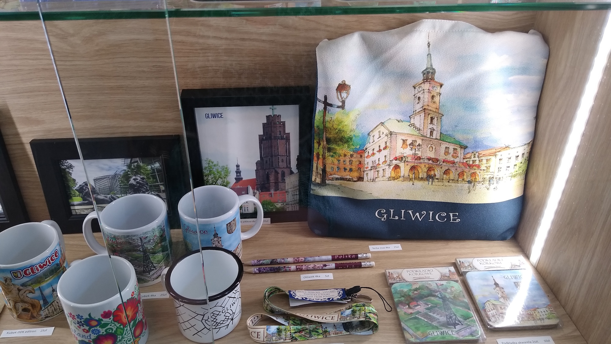 Fot. M.Foltyn/UM Gliwice kubki w gablocie