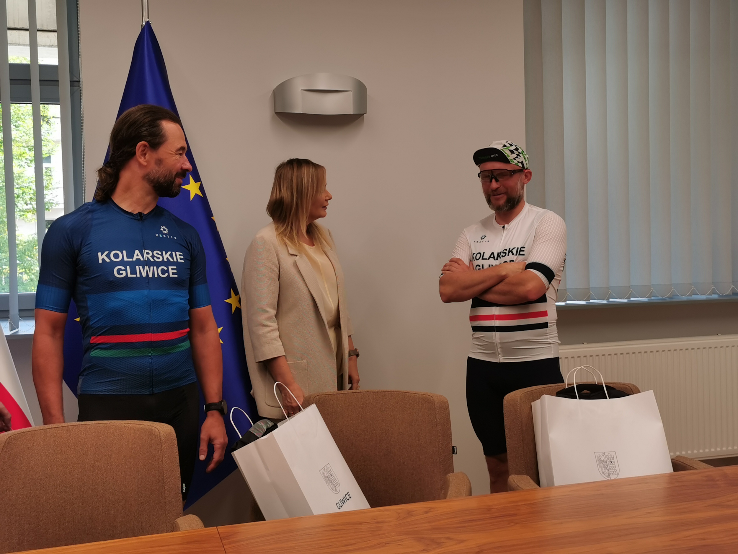 Prezydent Gliwic rozmawiająca z kolarzami