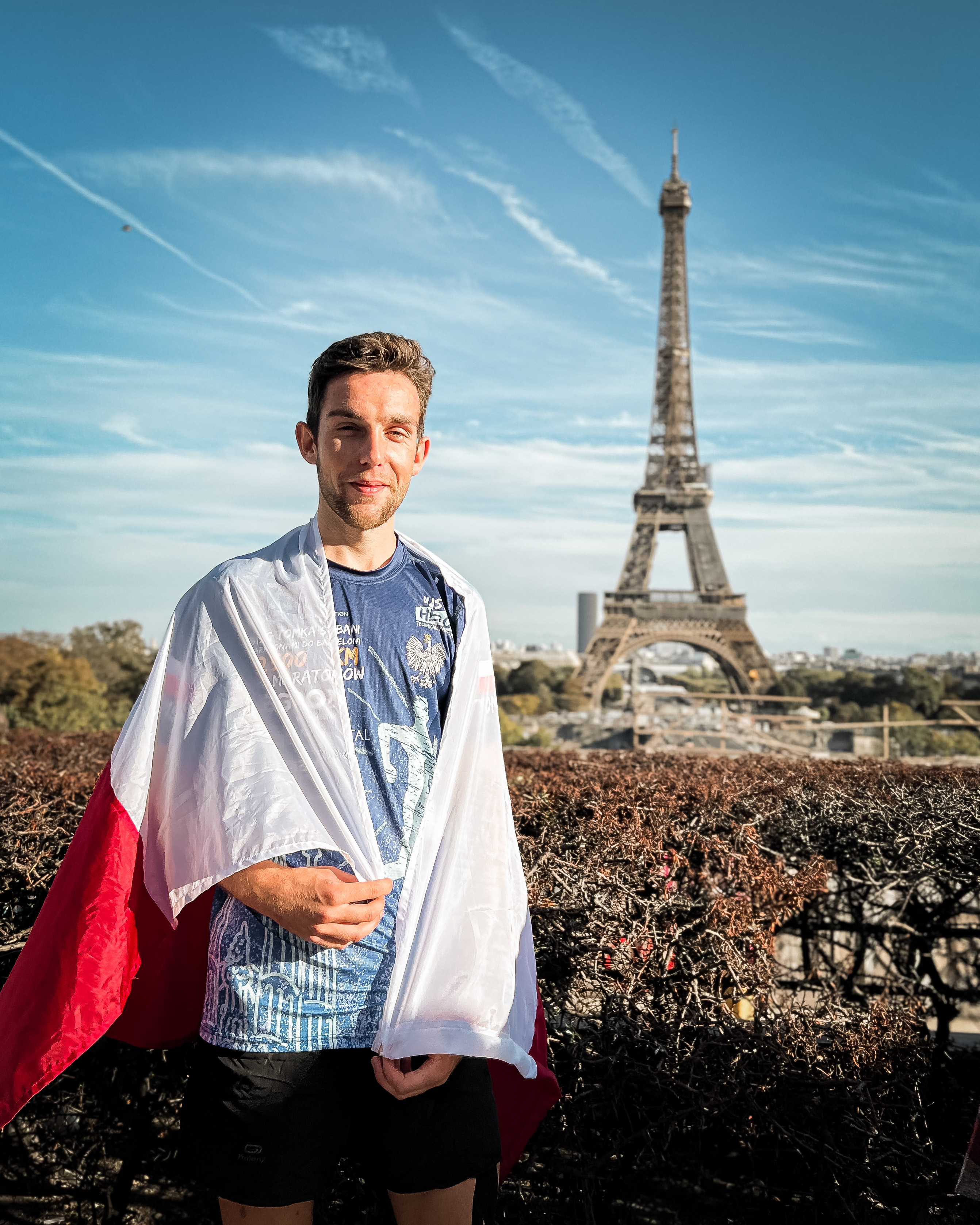 Tomek Sobania z wieżą Eiffela 
