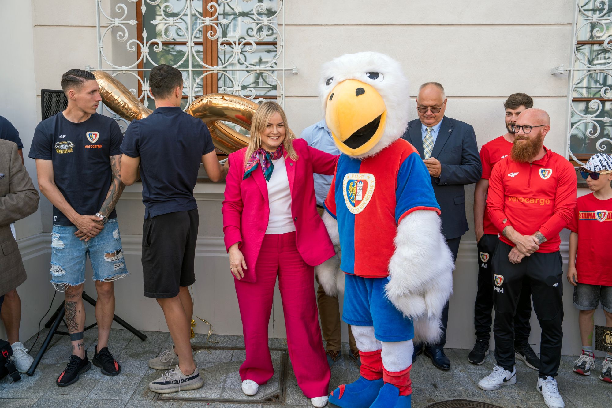 Prezydent Gliwic w otoczeniu przedstawicieli Piasta z maskotką Piasta