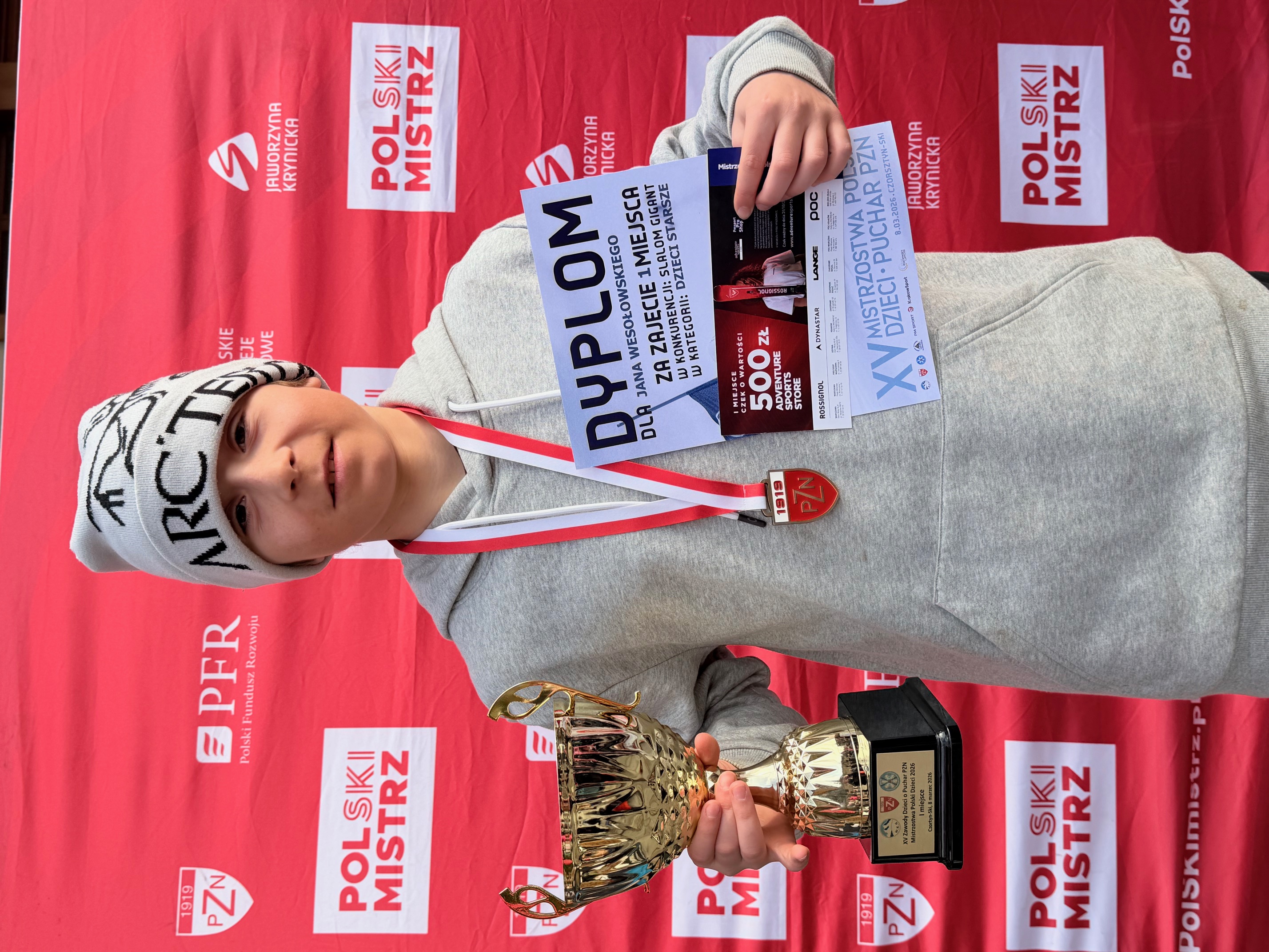 Janek jadący na nartach