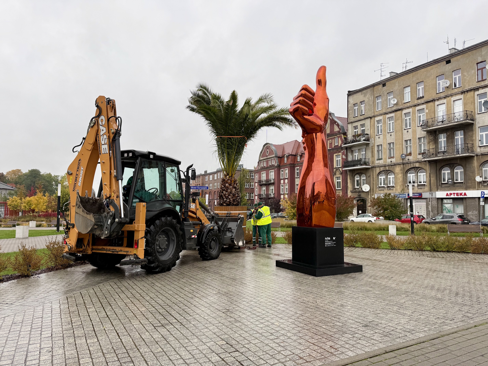 Fot. UM Gliwice Palna jest wywożona na kolarce ze skweru Europejskiego, obok totem-kciuk