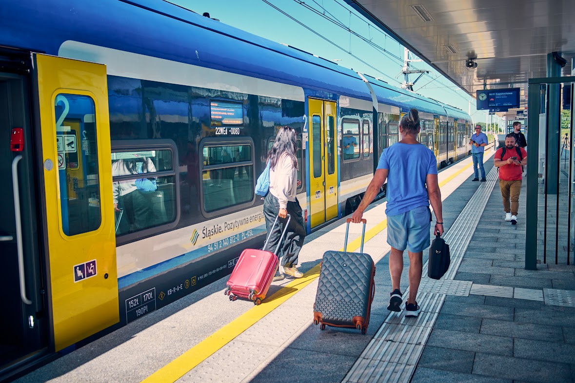 Zdjęcie pociągu na peronie z pasażerami