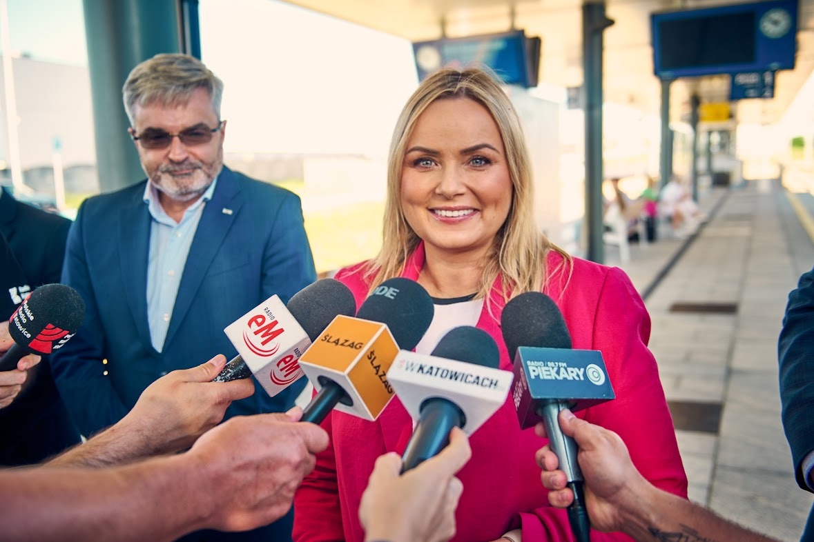 Zdjęcie prezydent Gliwic z mikrofonami dziennikarzy na peronie