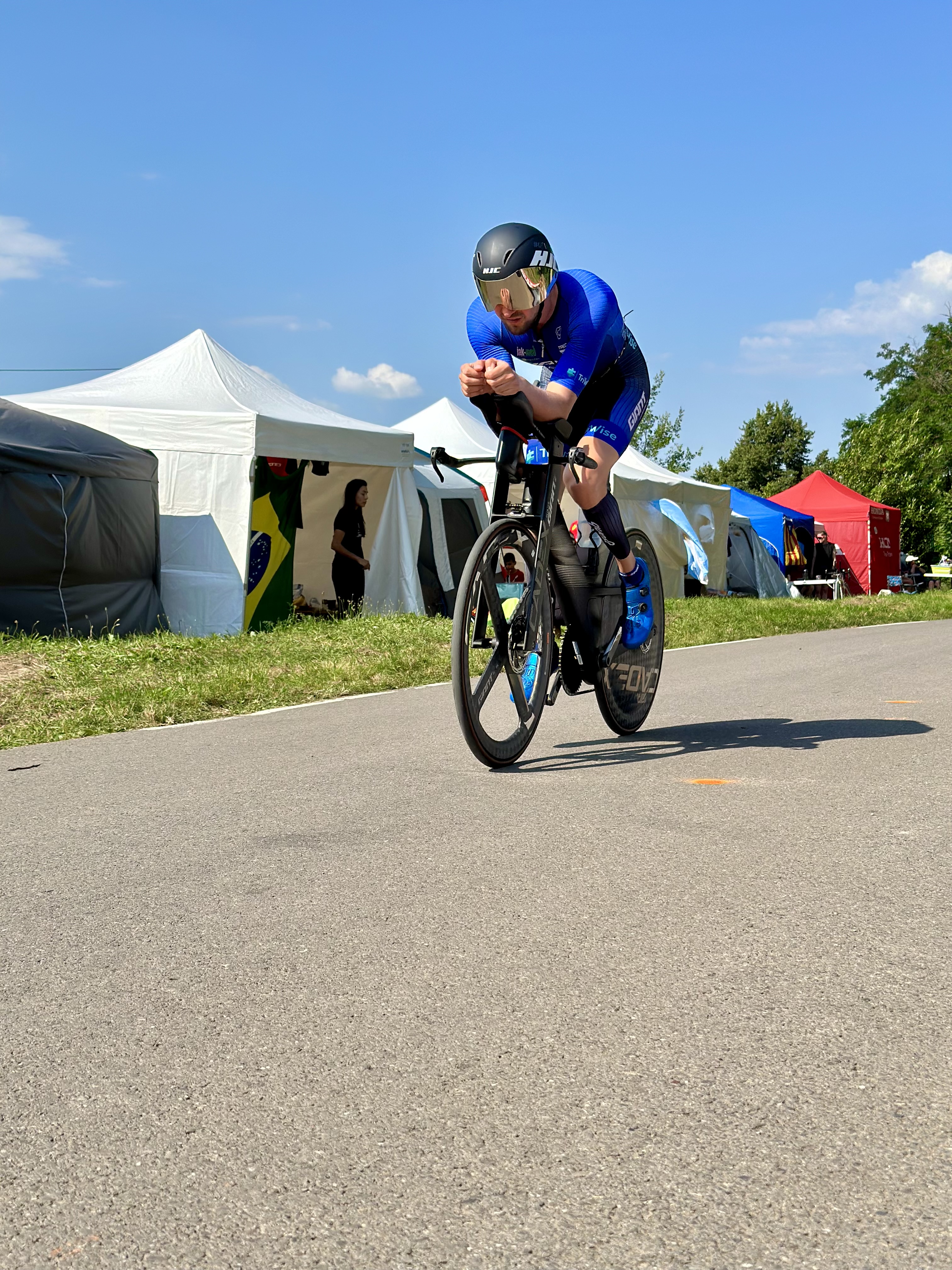 Mateusz Wiśniewski jadący na rowerze