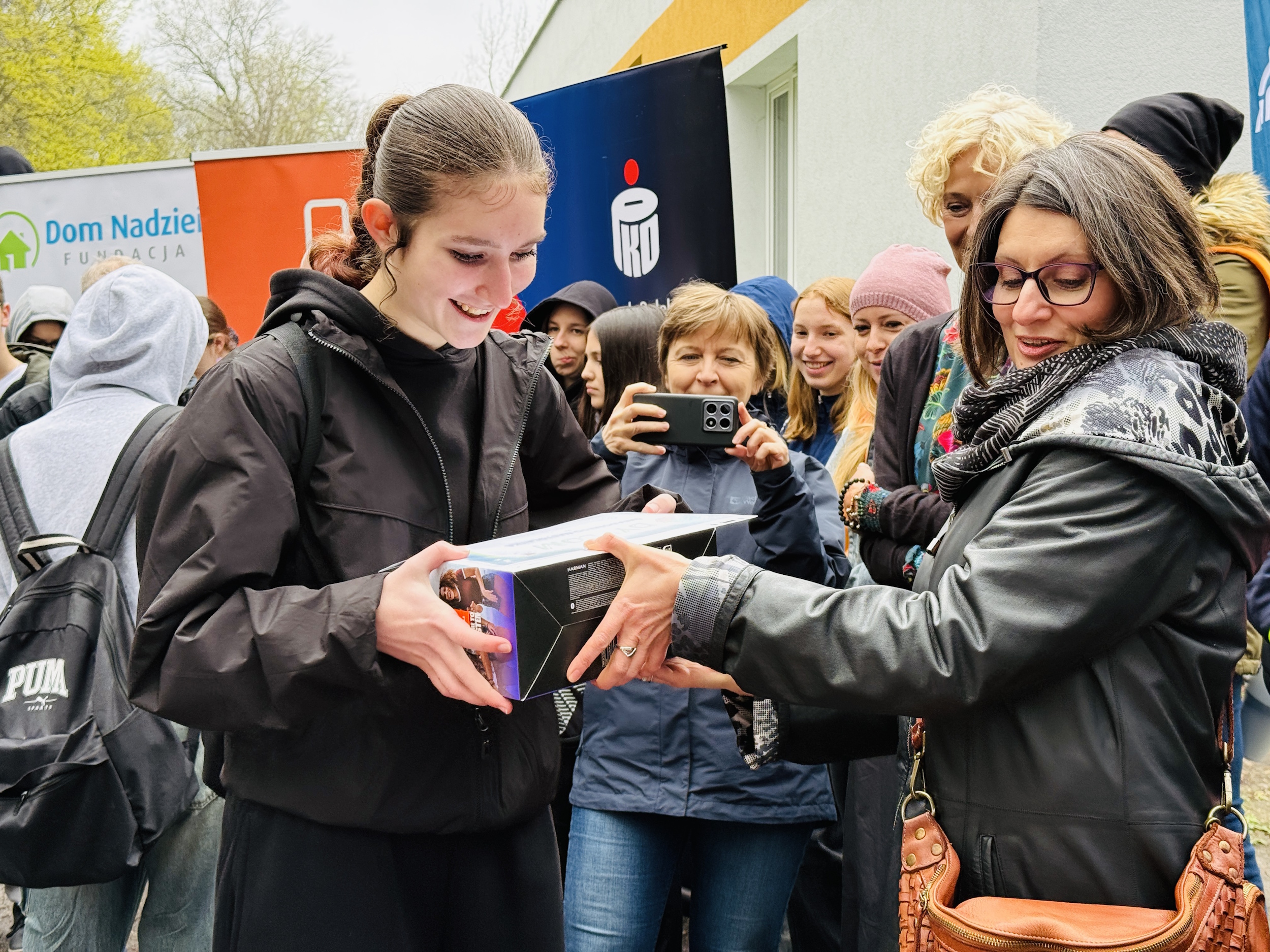 Dziewczyna odbierająca nagrodę