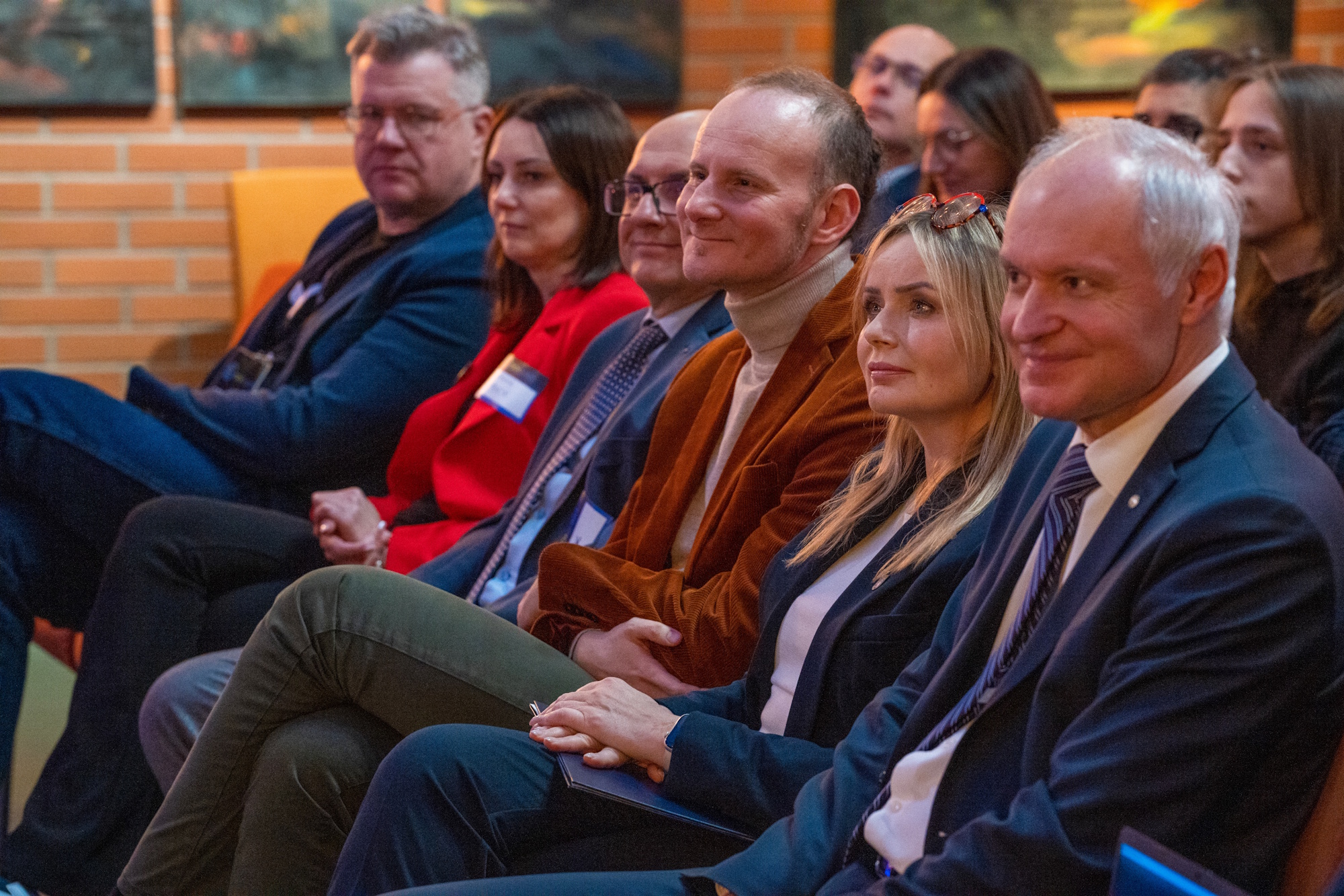 Pierwszy rząd uczestnikó Tech Gliwice, druga od prawej prezydent Gliwic Katarzyna Kuczyńska-Budka 