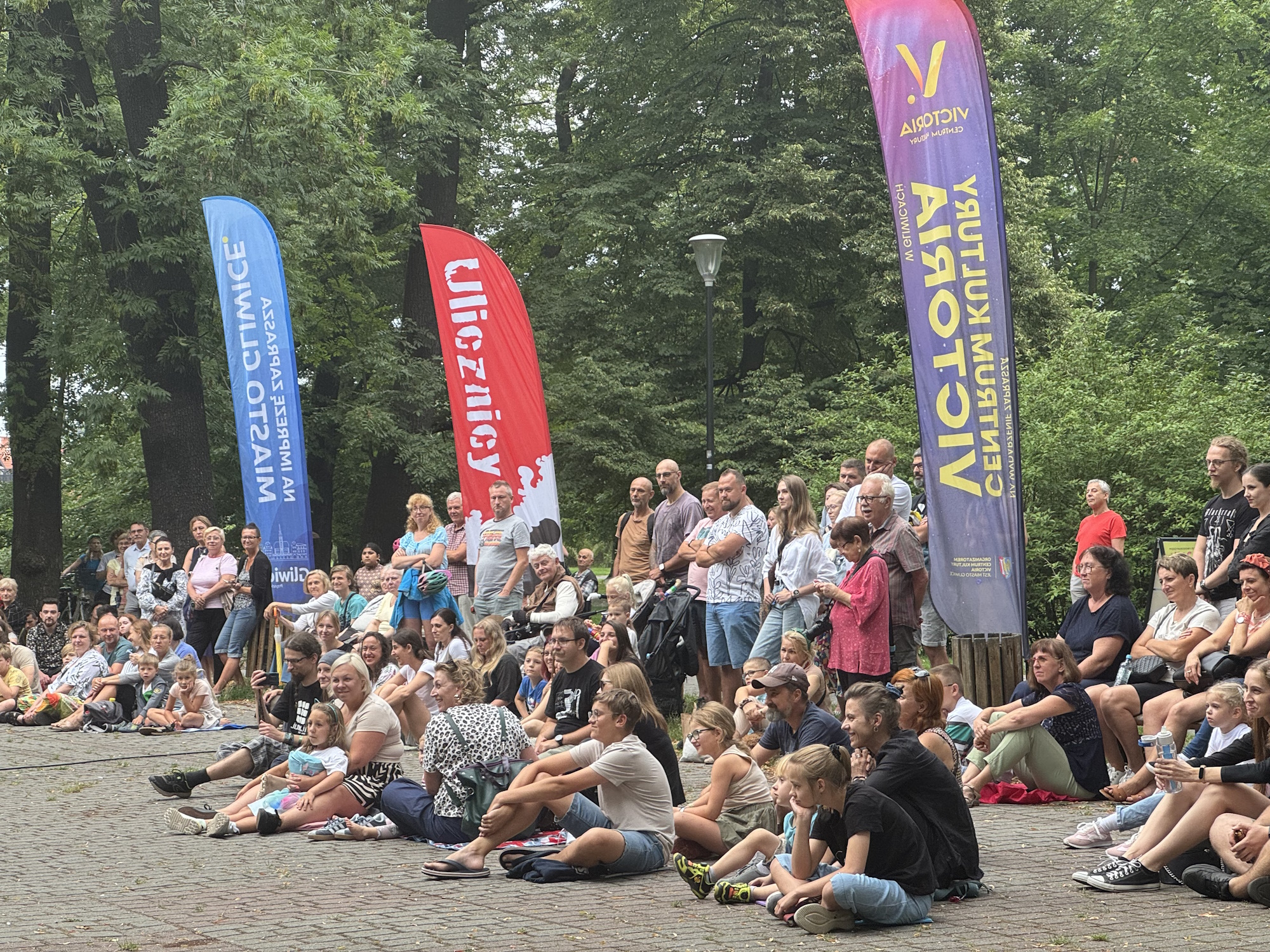 Ludzie siedzą na ziemi w parku