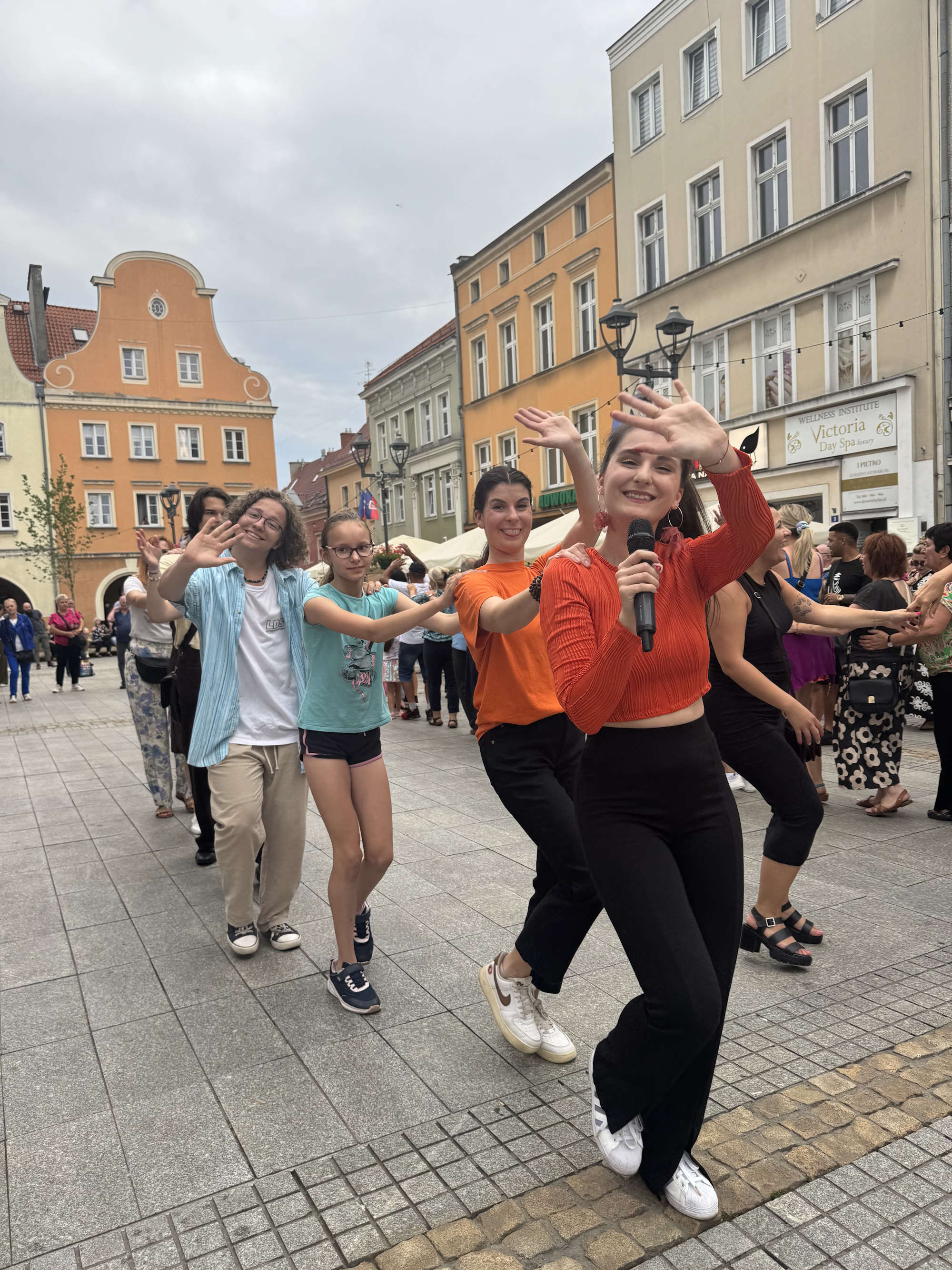 Ludzie tańczą na Rynku