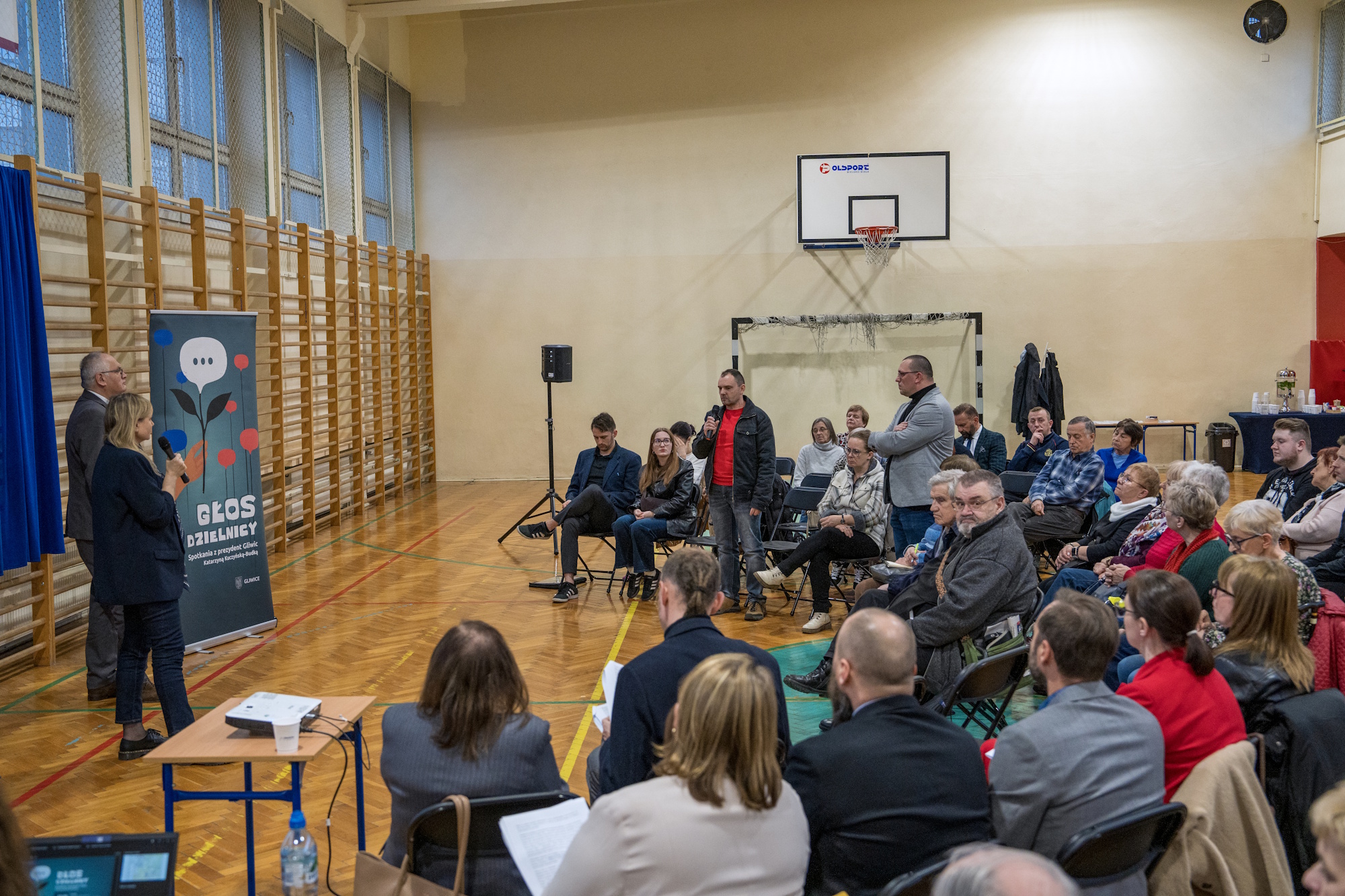 Mieszkańcy z prezydent Gliwic na spotkaniu w sali gimnastycznej szkoły