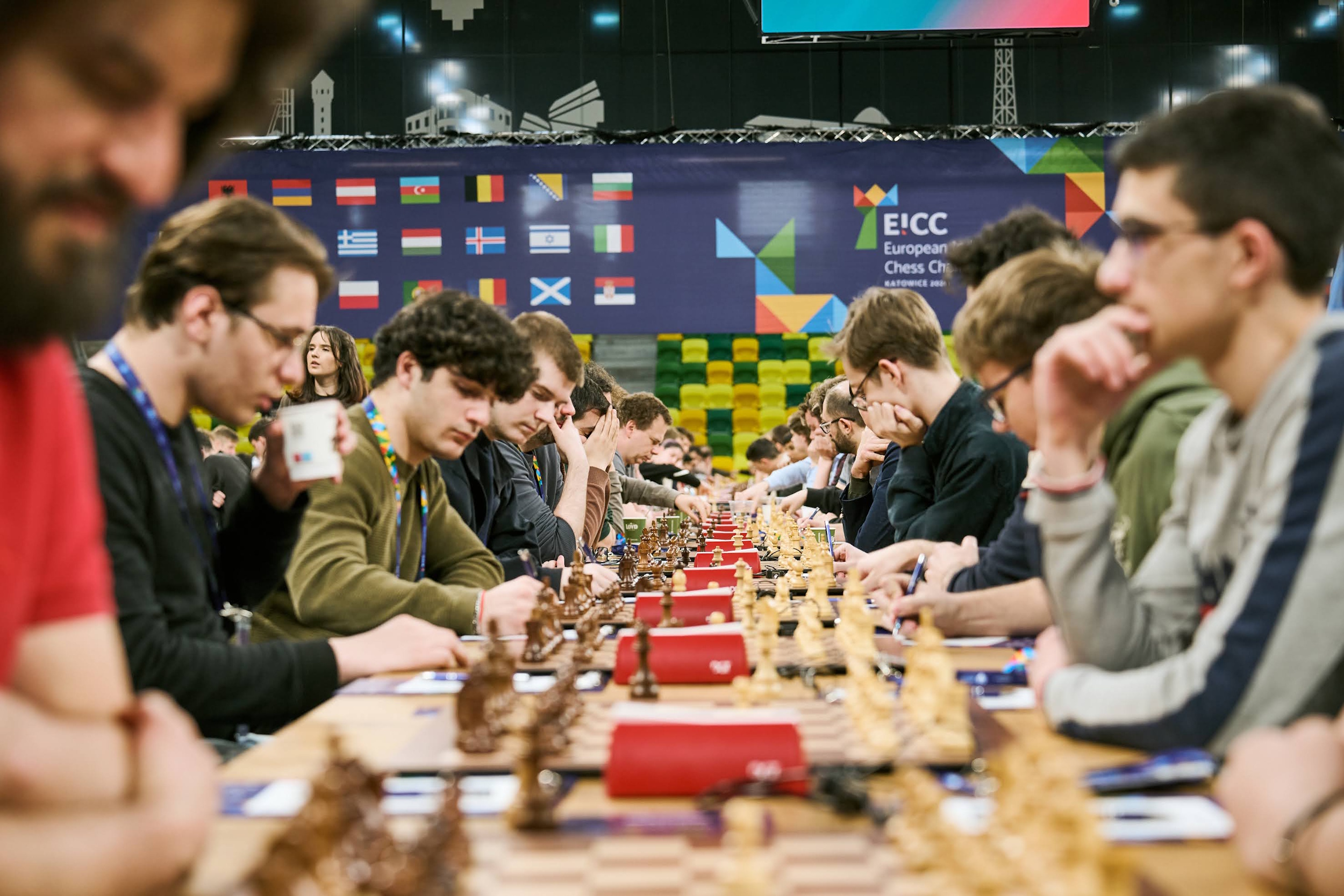 Zawodnicy grający w szachy