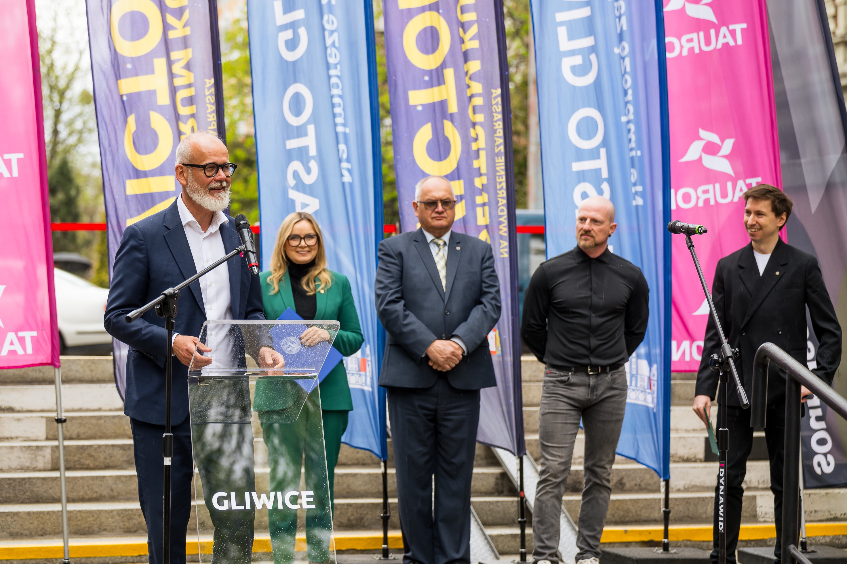 Prezes Taurona przy mikrofonie, w tle ludzie