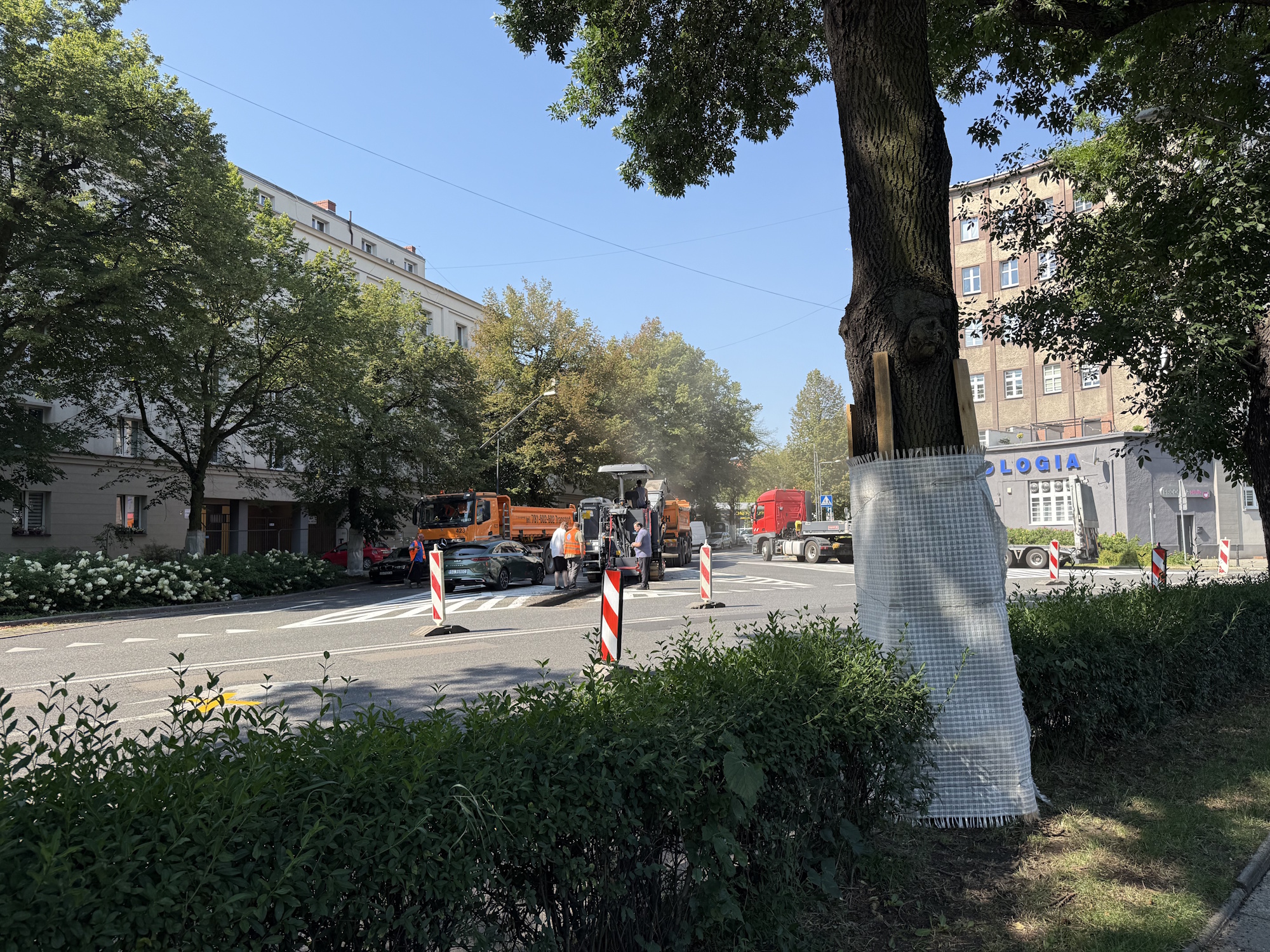 maszyna drogowa na ulicy