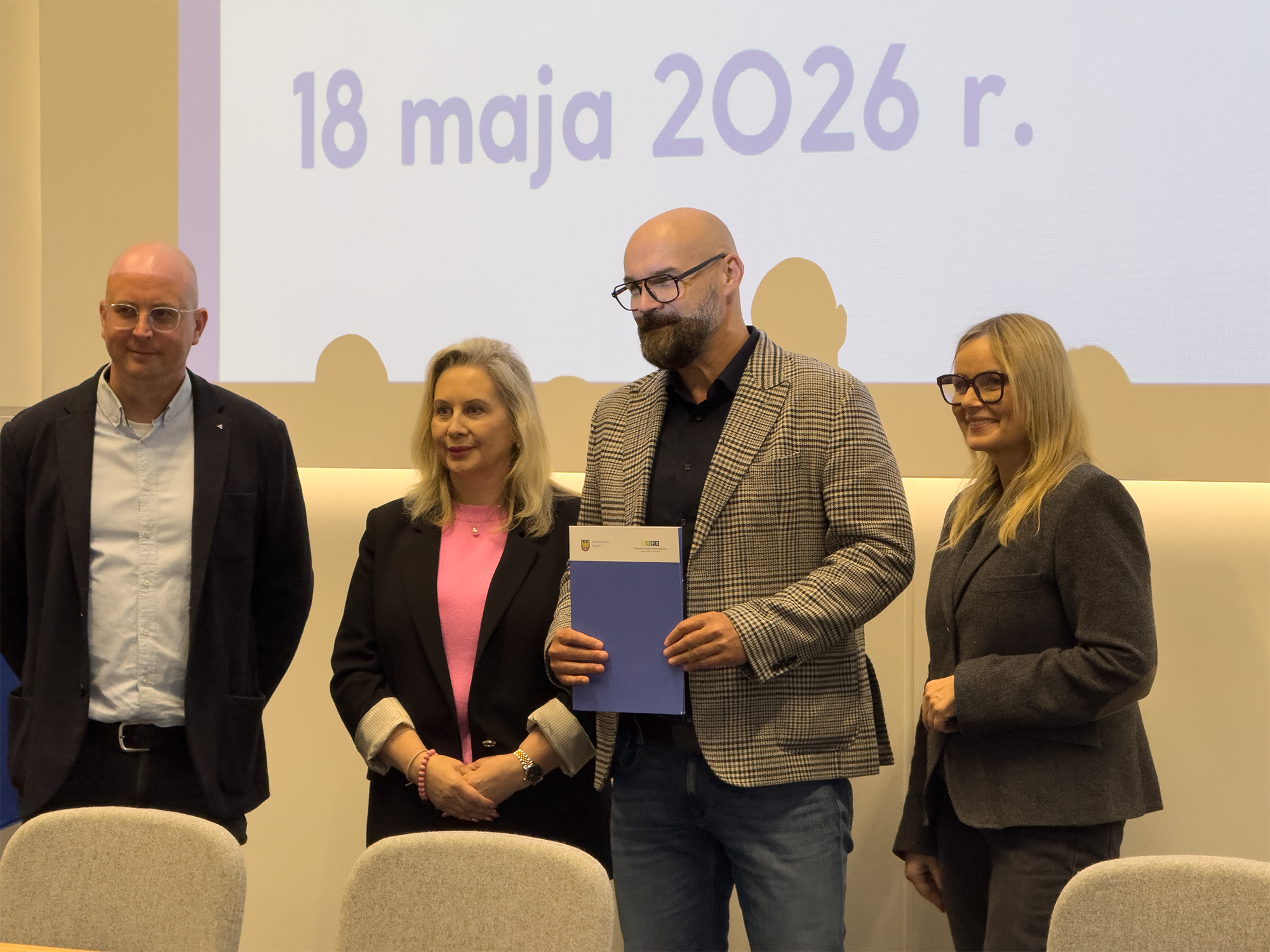 dwie kobiety i dwóch mężczyzn w auli