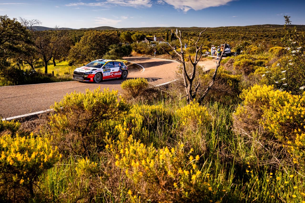 Samochód rajdowy Polaków na malowniczym torze