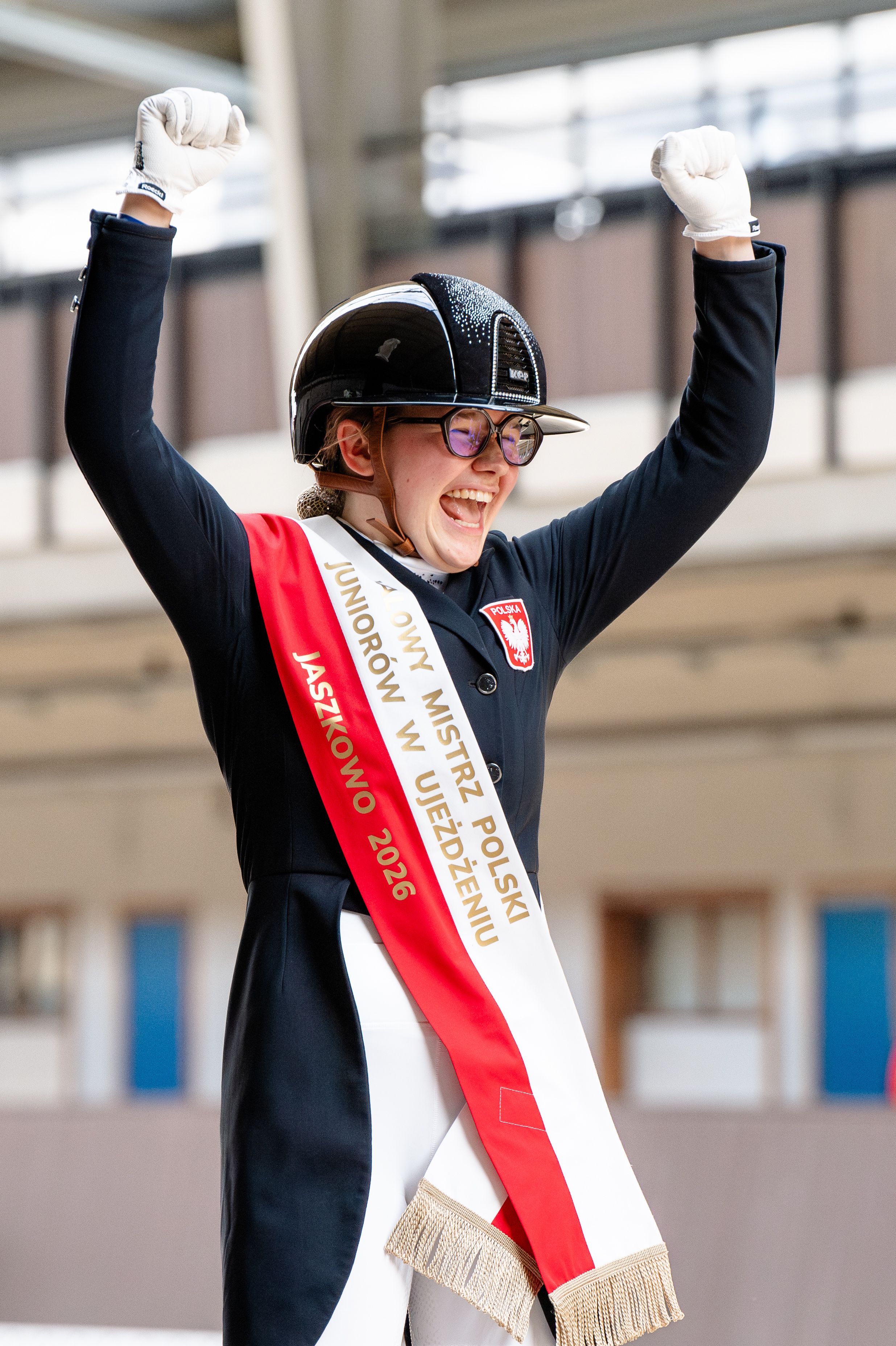 Maja w mistrzowskiej szarfie unosząca ręce do góry