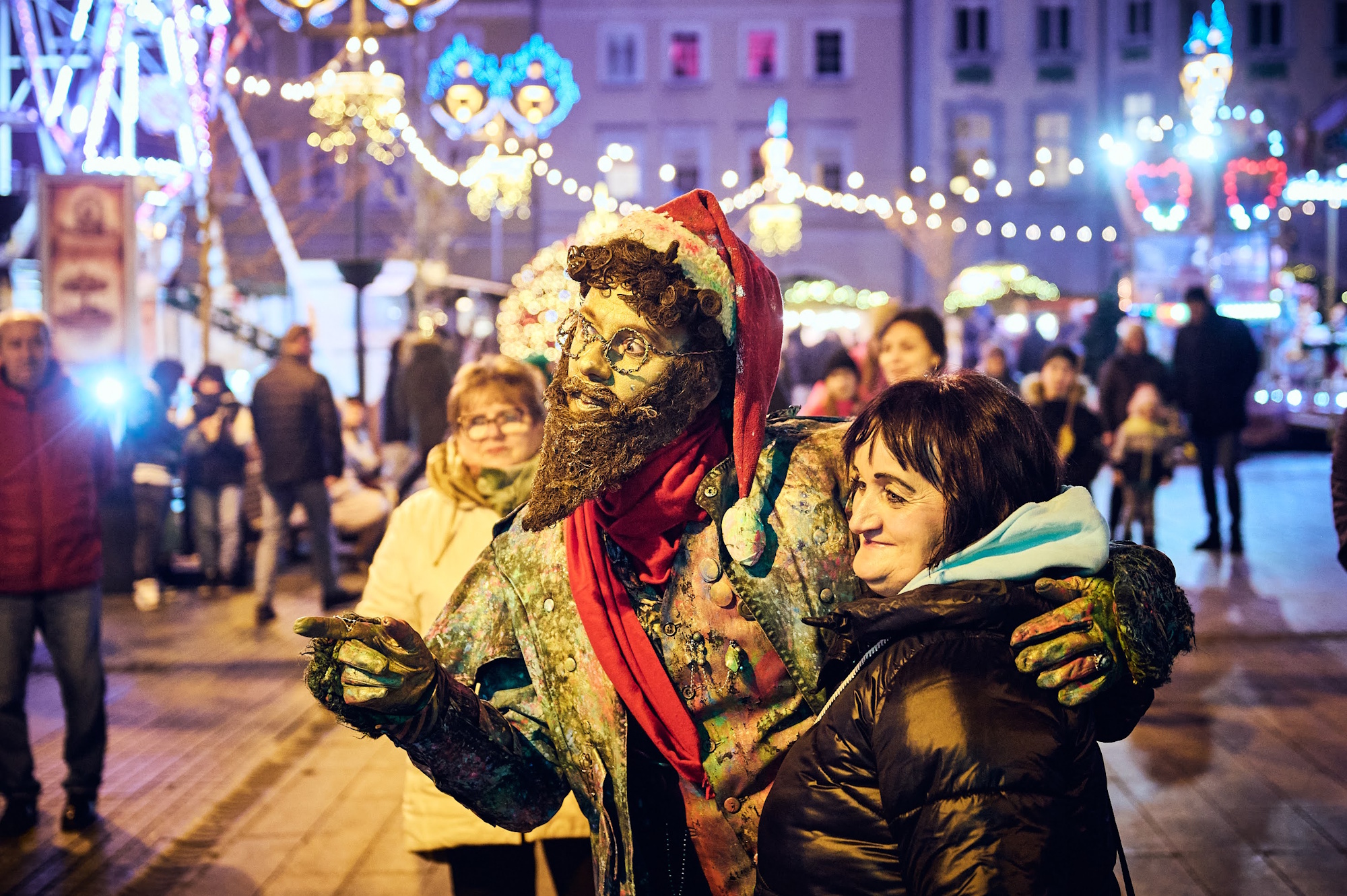 ludzie na Rynku, jeden przebrany za skrzata