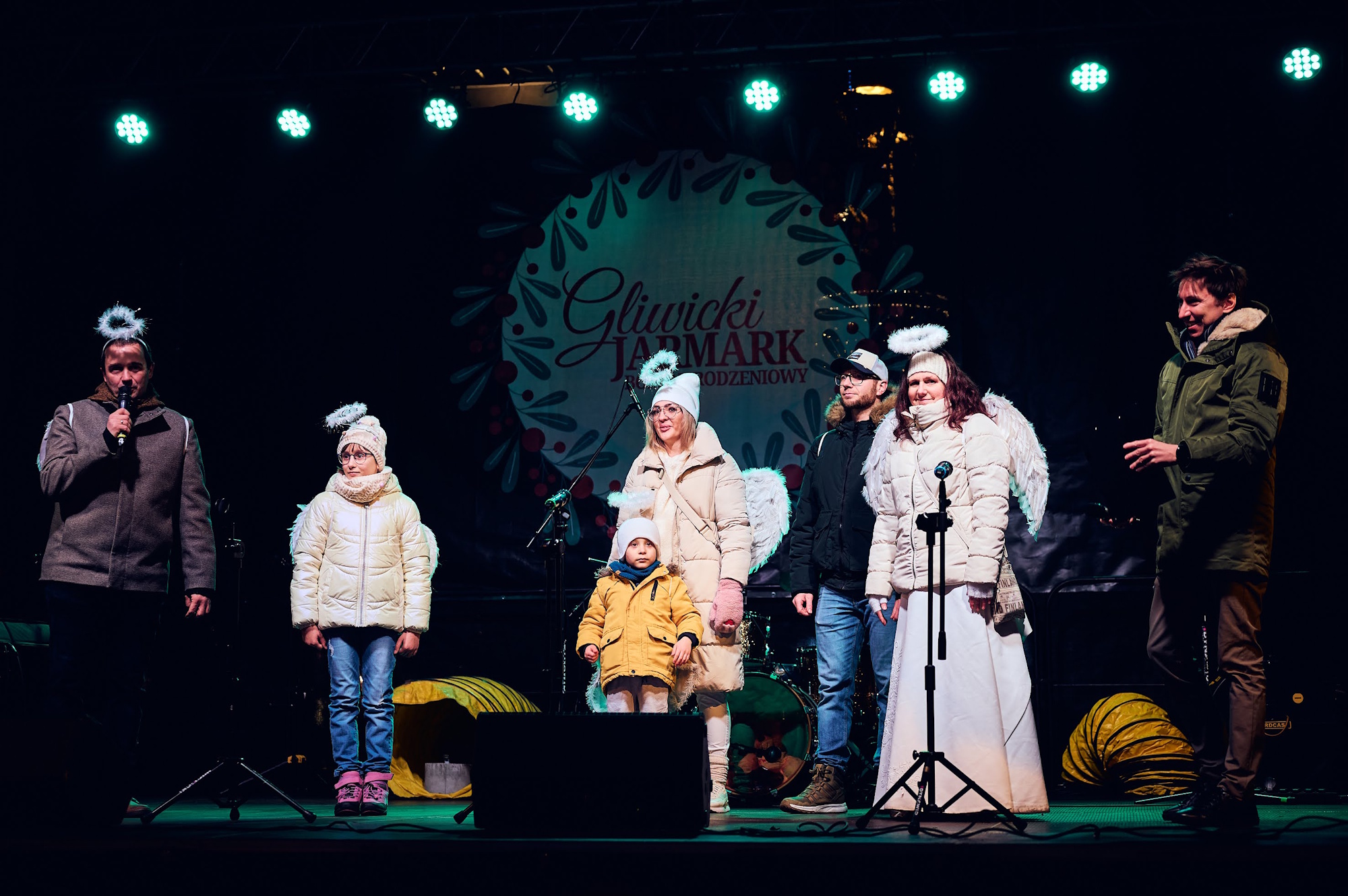 młodzi ludzie na scenie