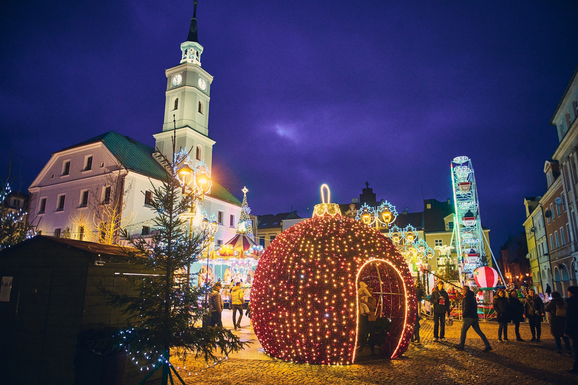 Rynek i Ratusz. Obok wielka czerwona bombka