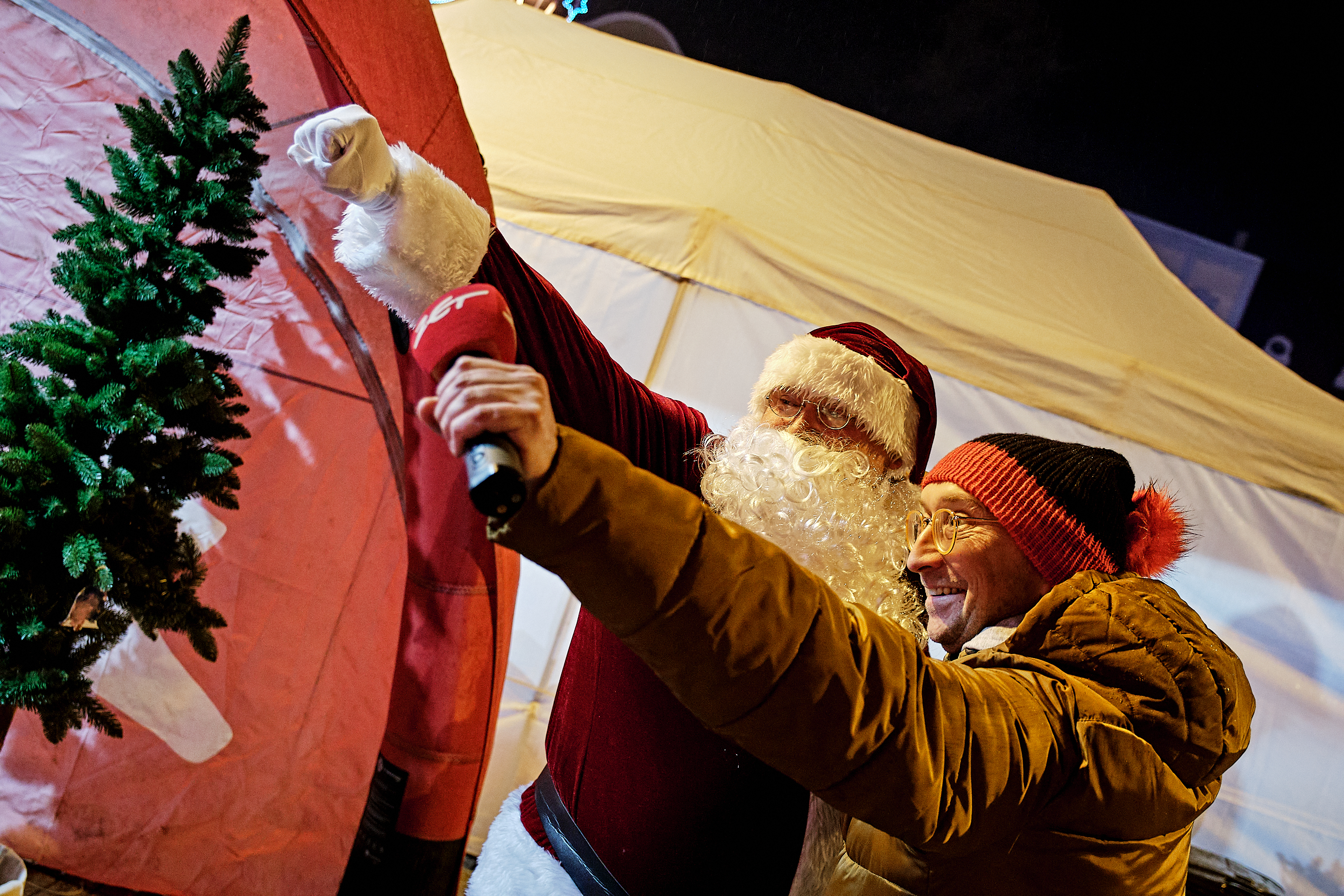 Mikołaj pozujący do zdjęcia z dziennikarzem Radia ZET