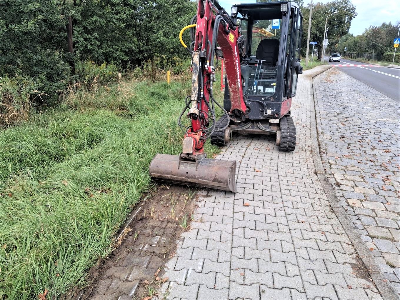 Fot. J. Jagiełło-Stiborska /ZDM Gliwice koparka zbierająca trawę
