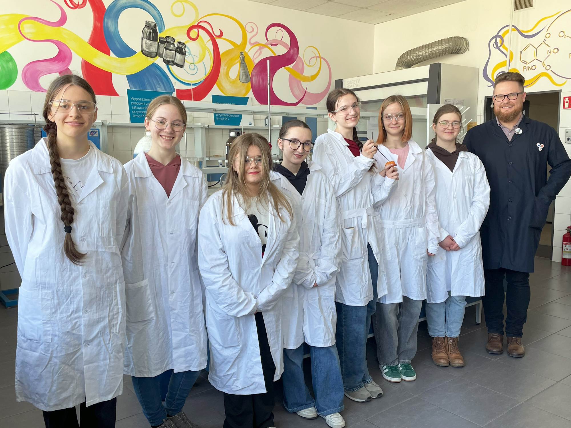 dziewczyny w białych fartuchach pozują do zdjęcia