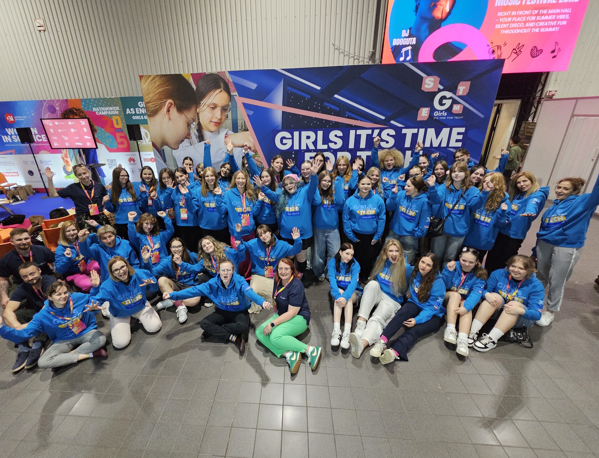 grupa dziewczyn w niebieskich stronach, ujęcie z góry