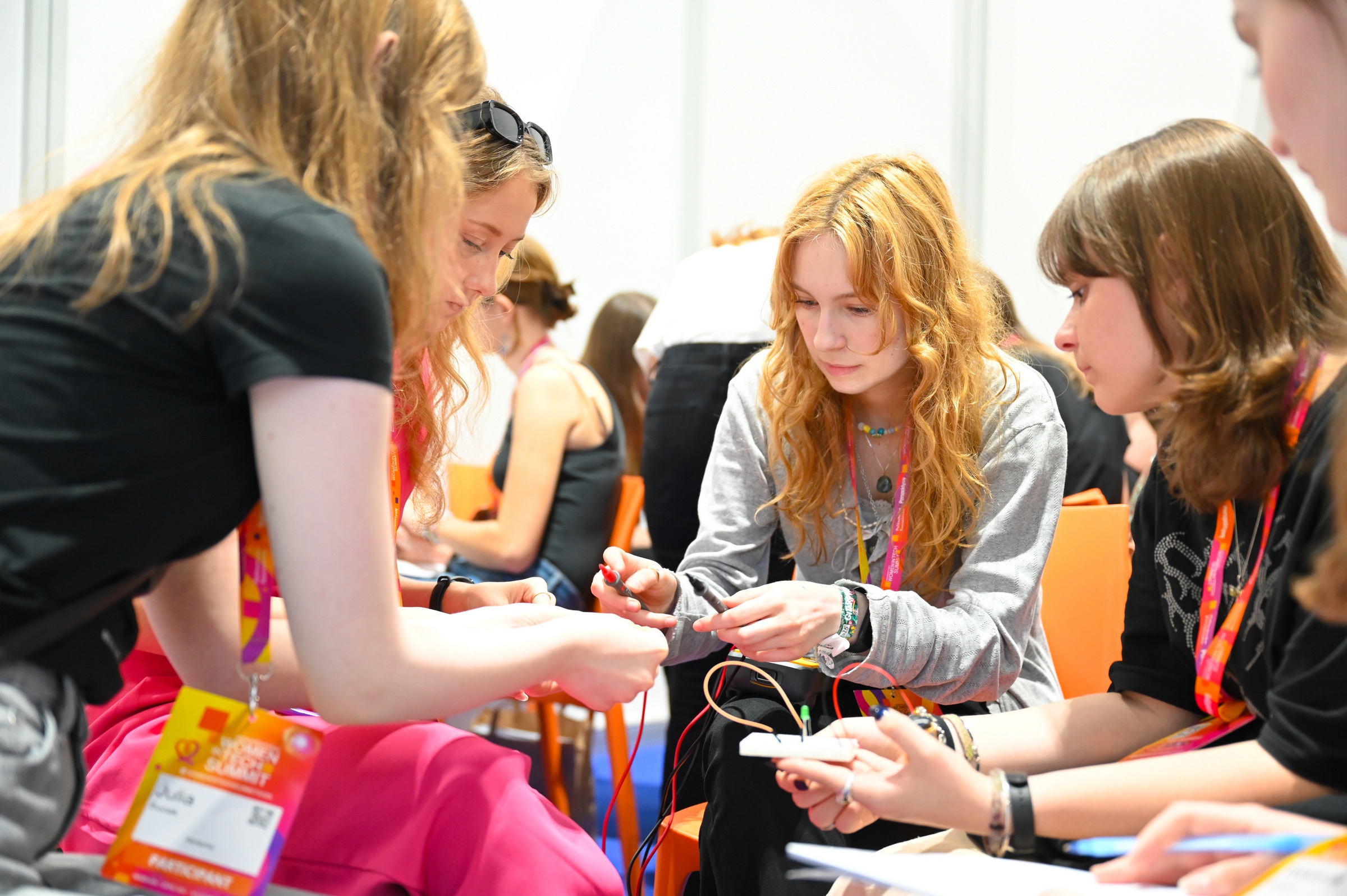 cztery dziewczyny robią coś przy stole