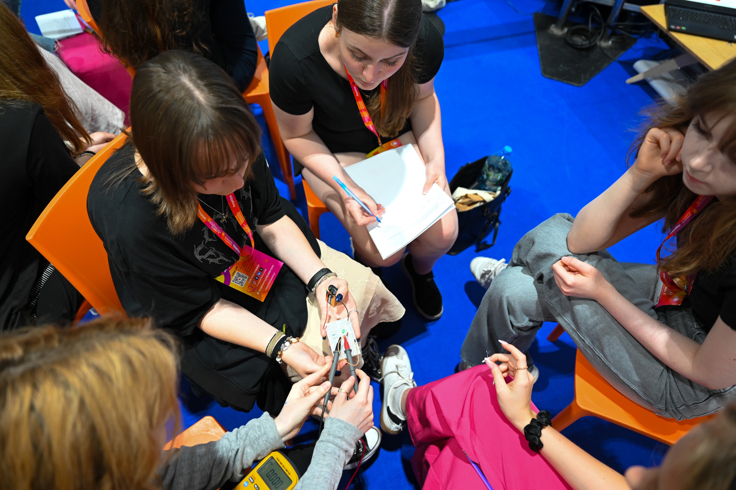 cztery dziewczyny podłączają kabelki