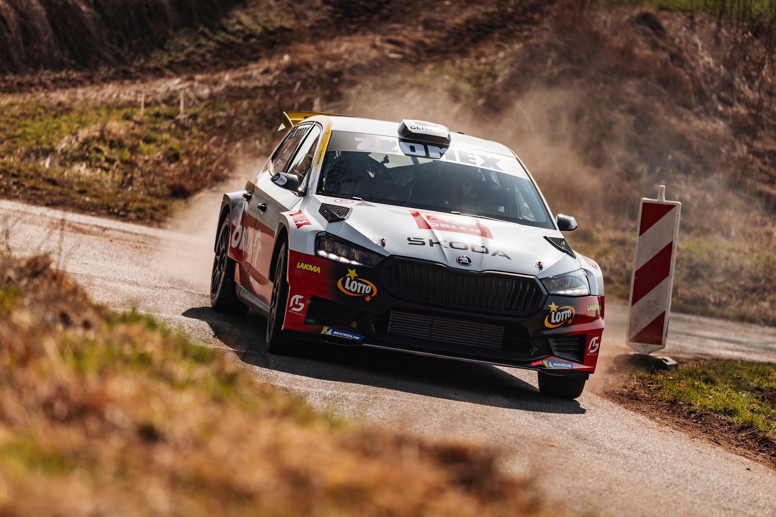 Samochód ORLEN LOTTO Rally Team podczas rajdu w Ścinawce