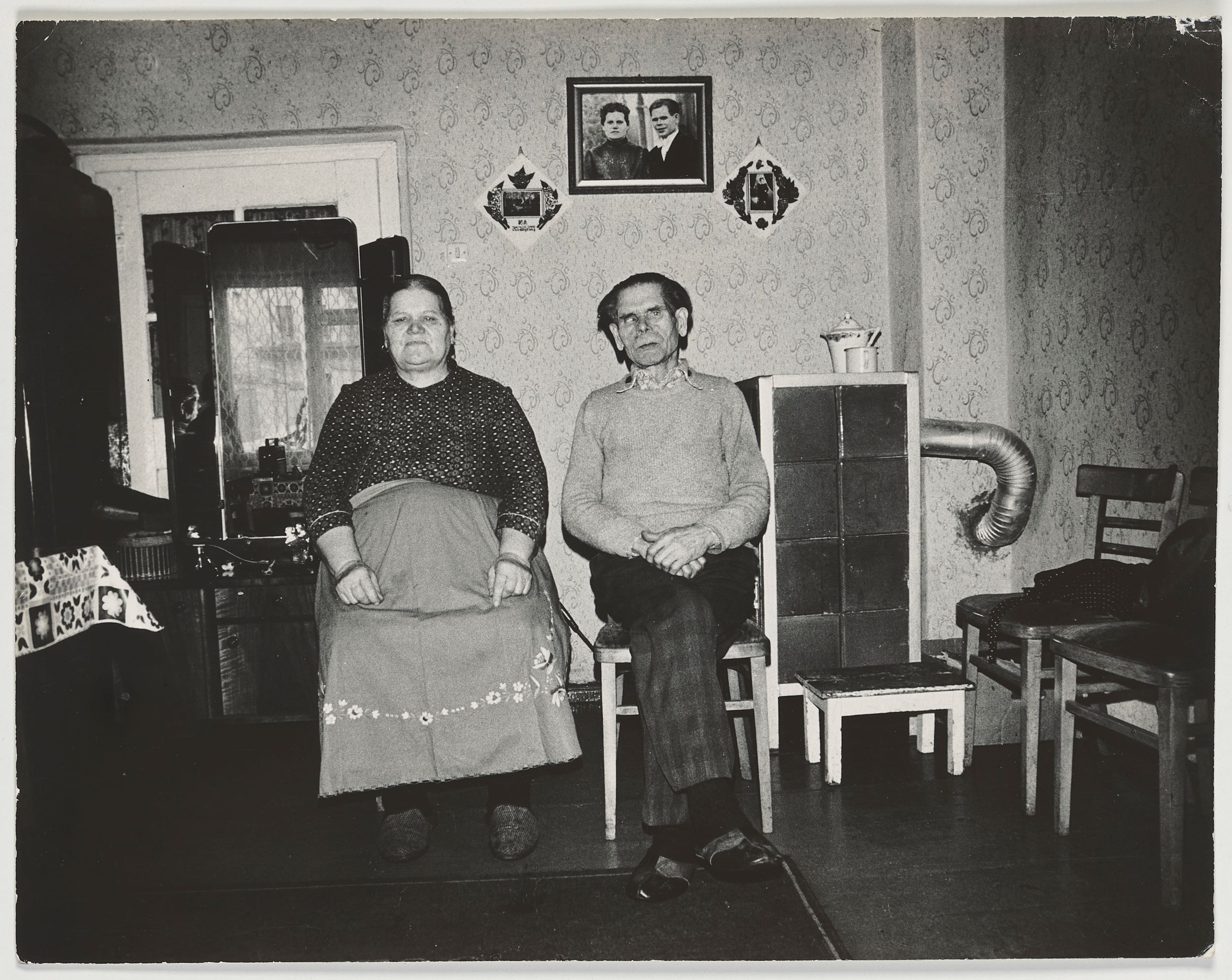 Zdjęcie pary starszych osób w pokoju