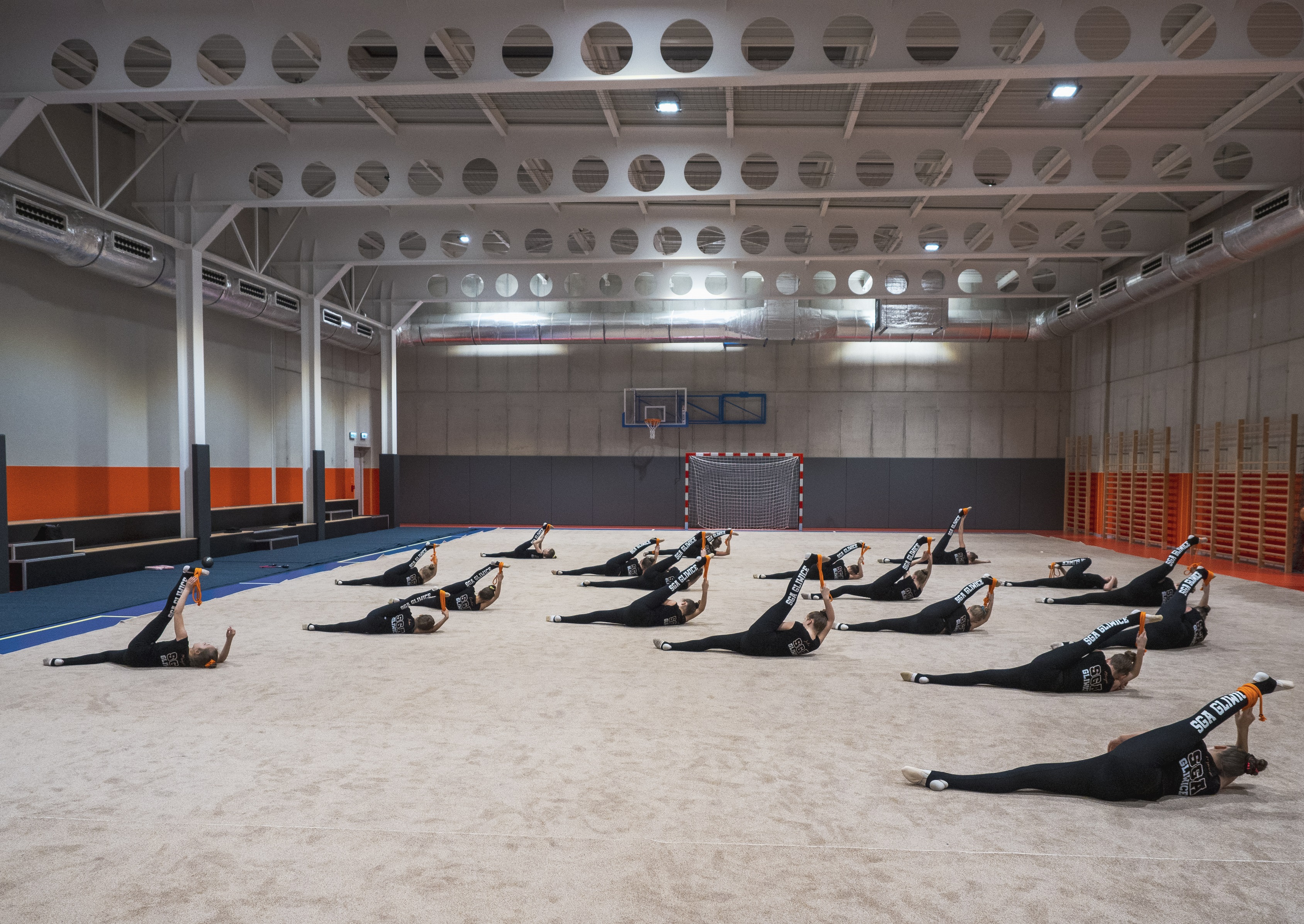 Sekcja Gimnastyki Artystycznej w trakcie treningu