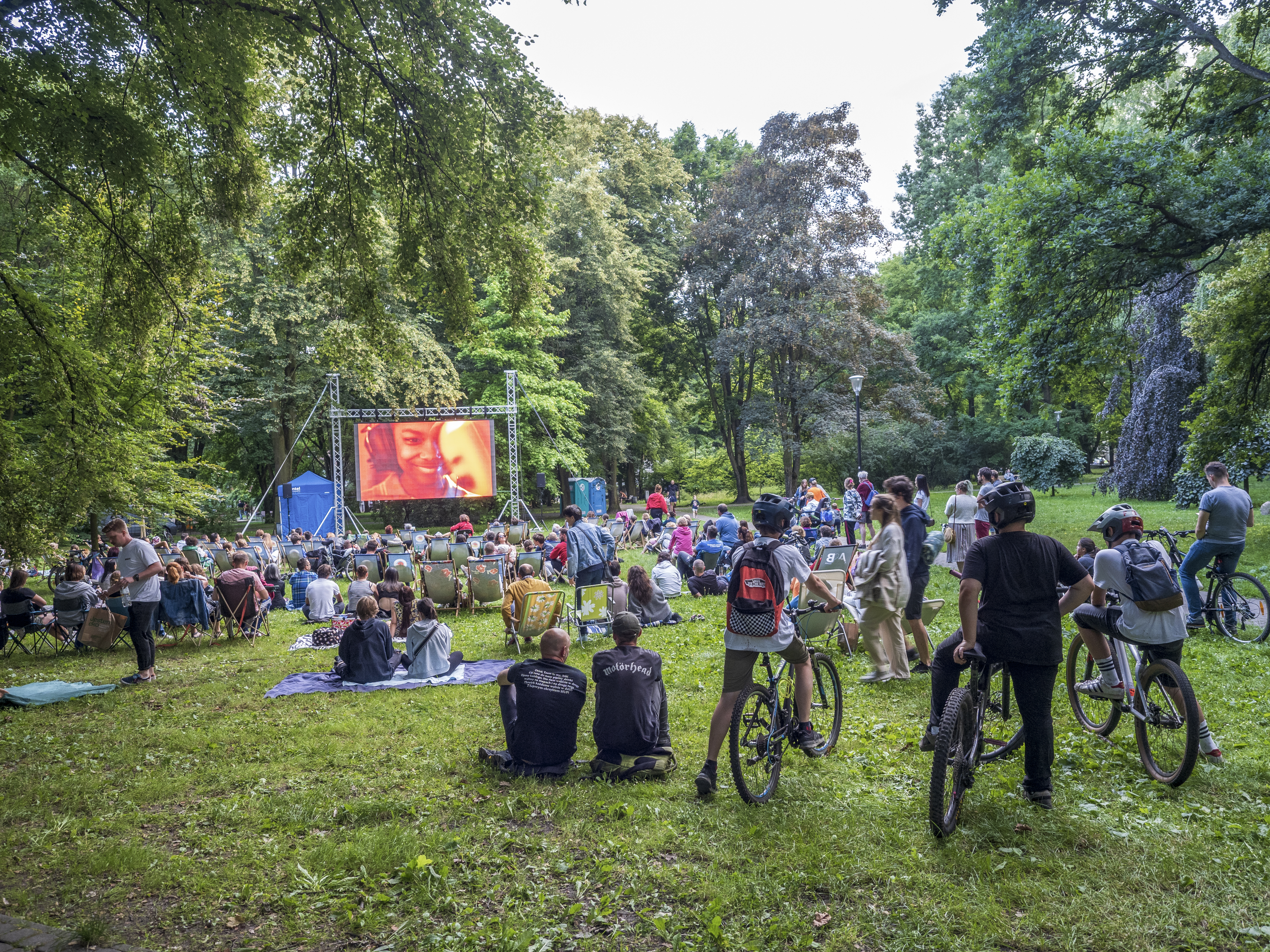 Widzowie ogladają film na placu Grunwaldzkim