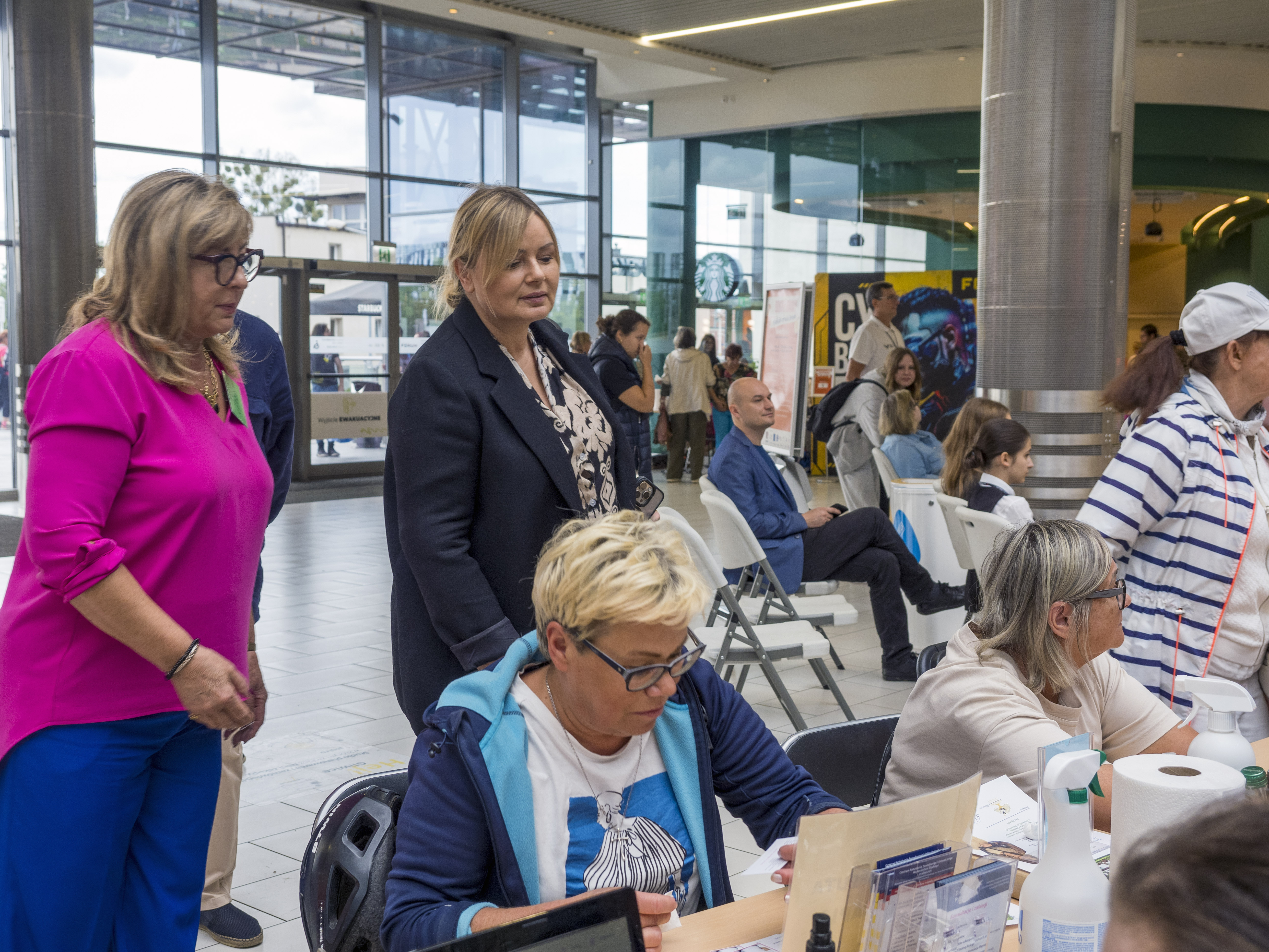 Seniorki korzystające z bezpłatnych badań