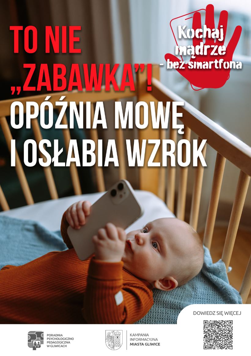 niemowlę leżące w łóżeczku ze smartfonem w dłoni