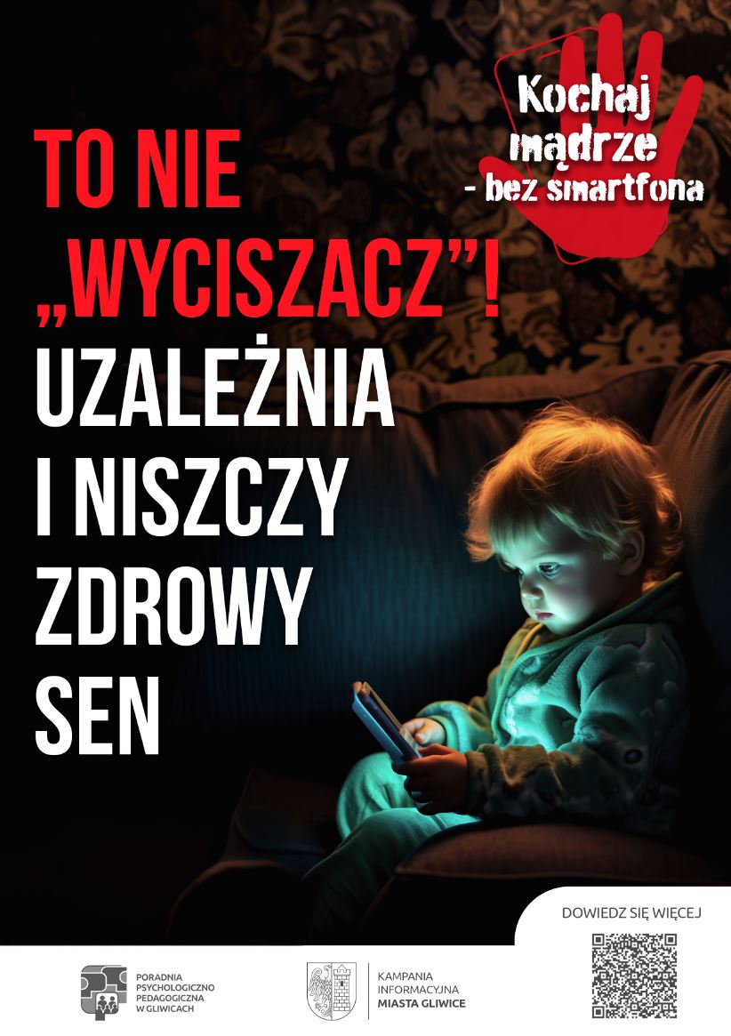 ubrane do spania małe dziecko wpatrujące się w smartfon w ciemnym pokoju