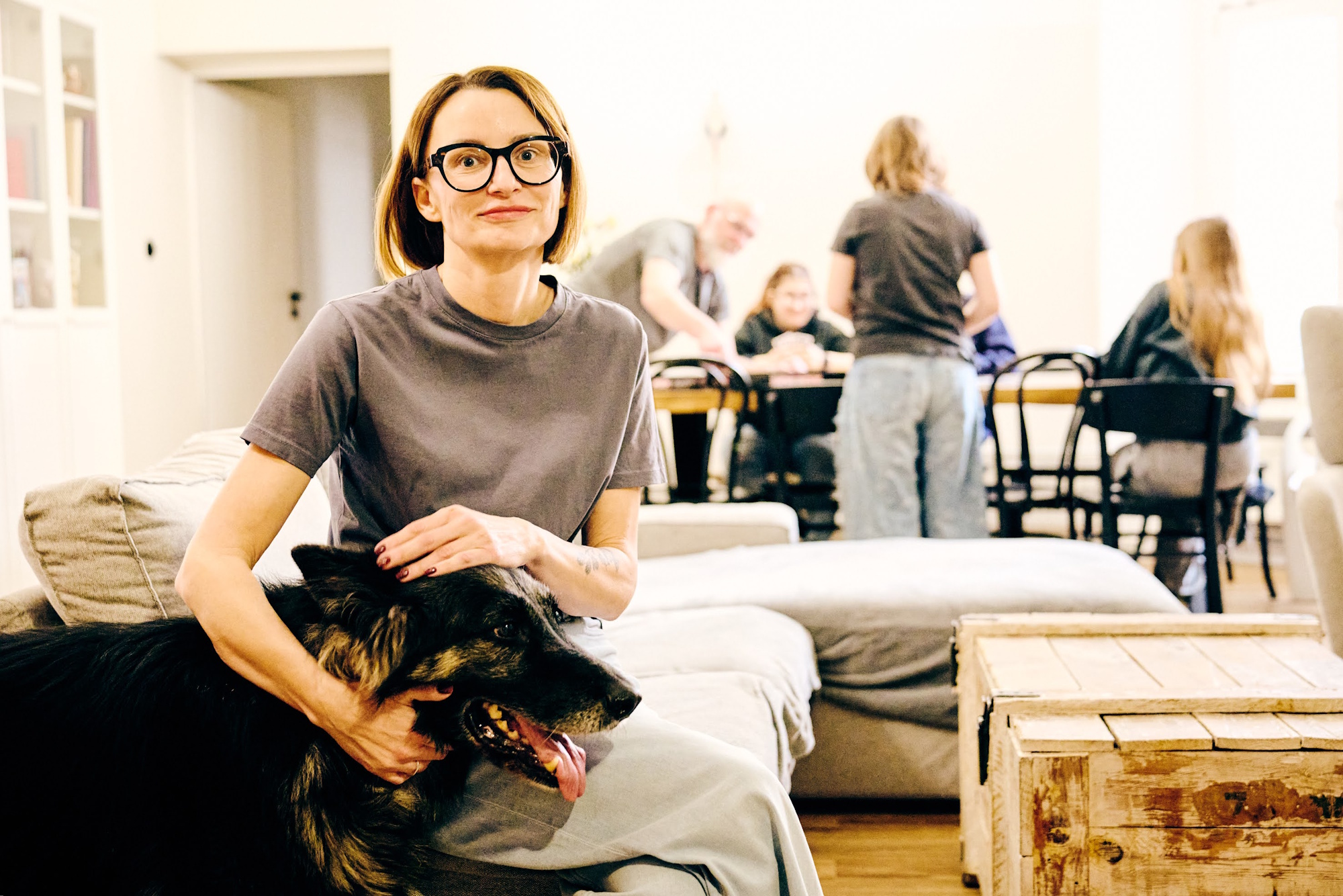 pani Paszkowska z psem, w tle przy stole rodzina