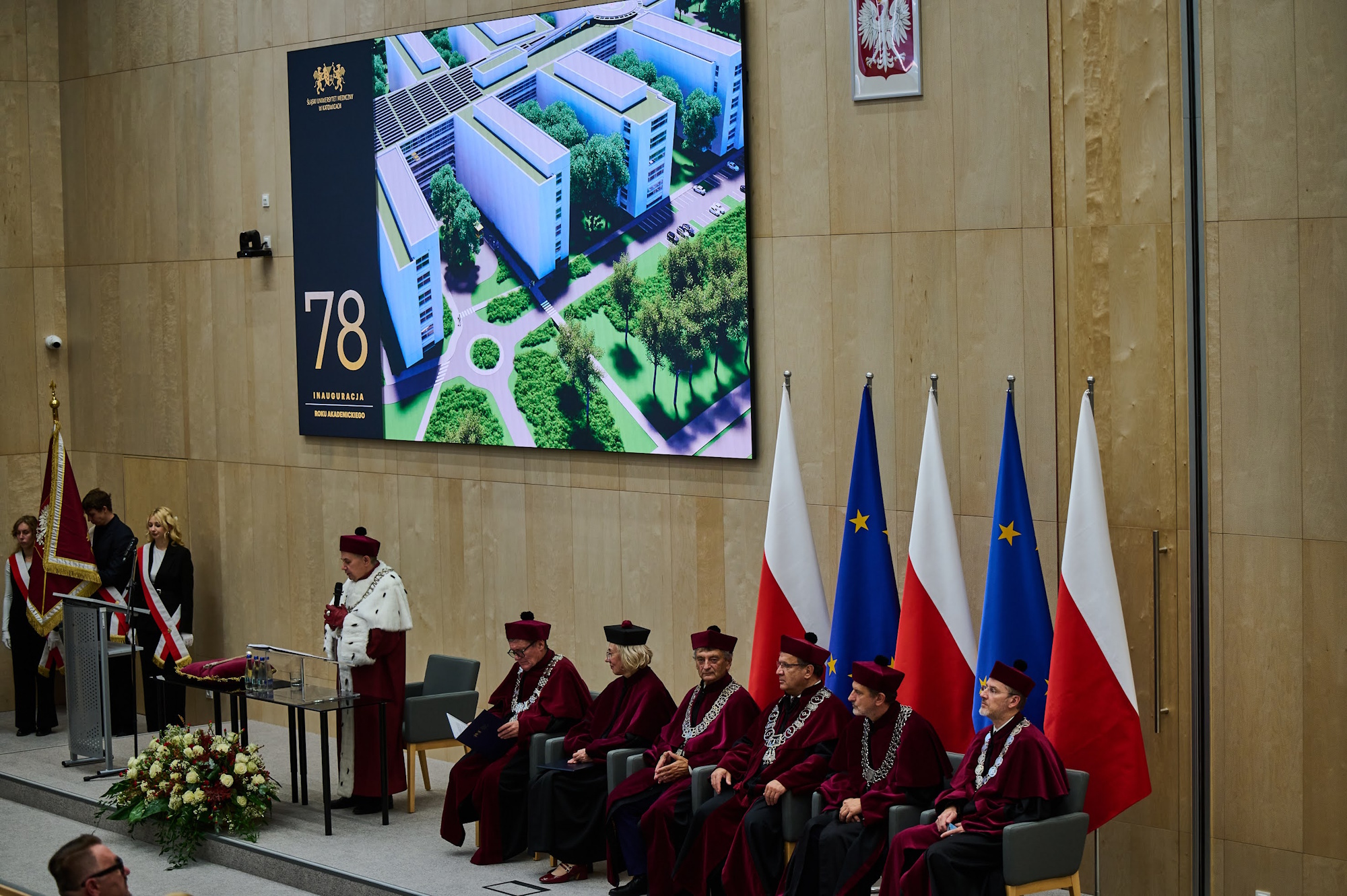 ludzie siedzący podczas inauguracji