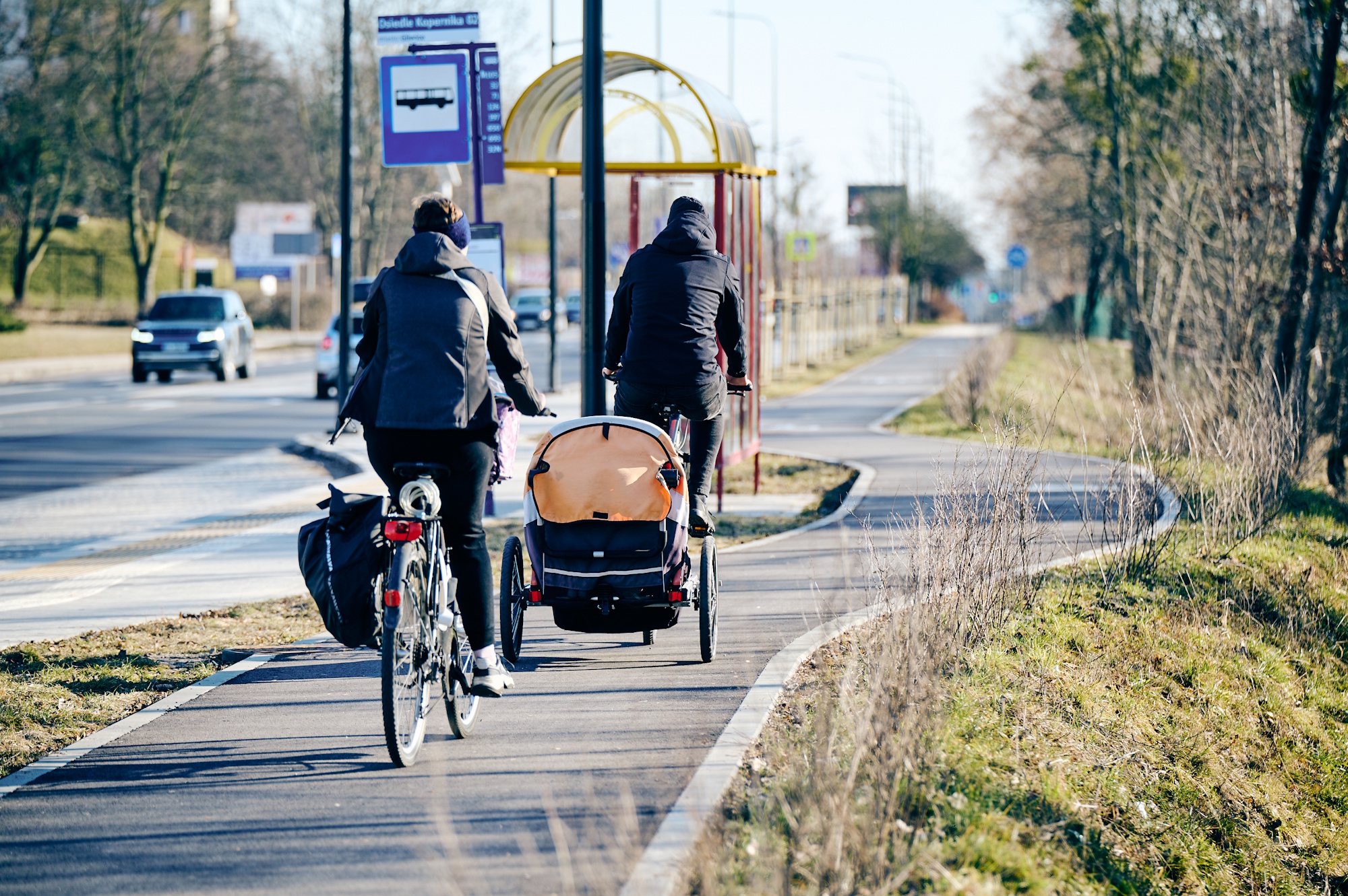 rowerzyści z wózkiem cargo na ścieżce rowerowej
