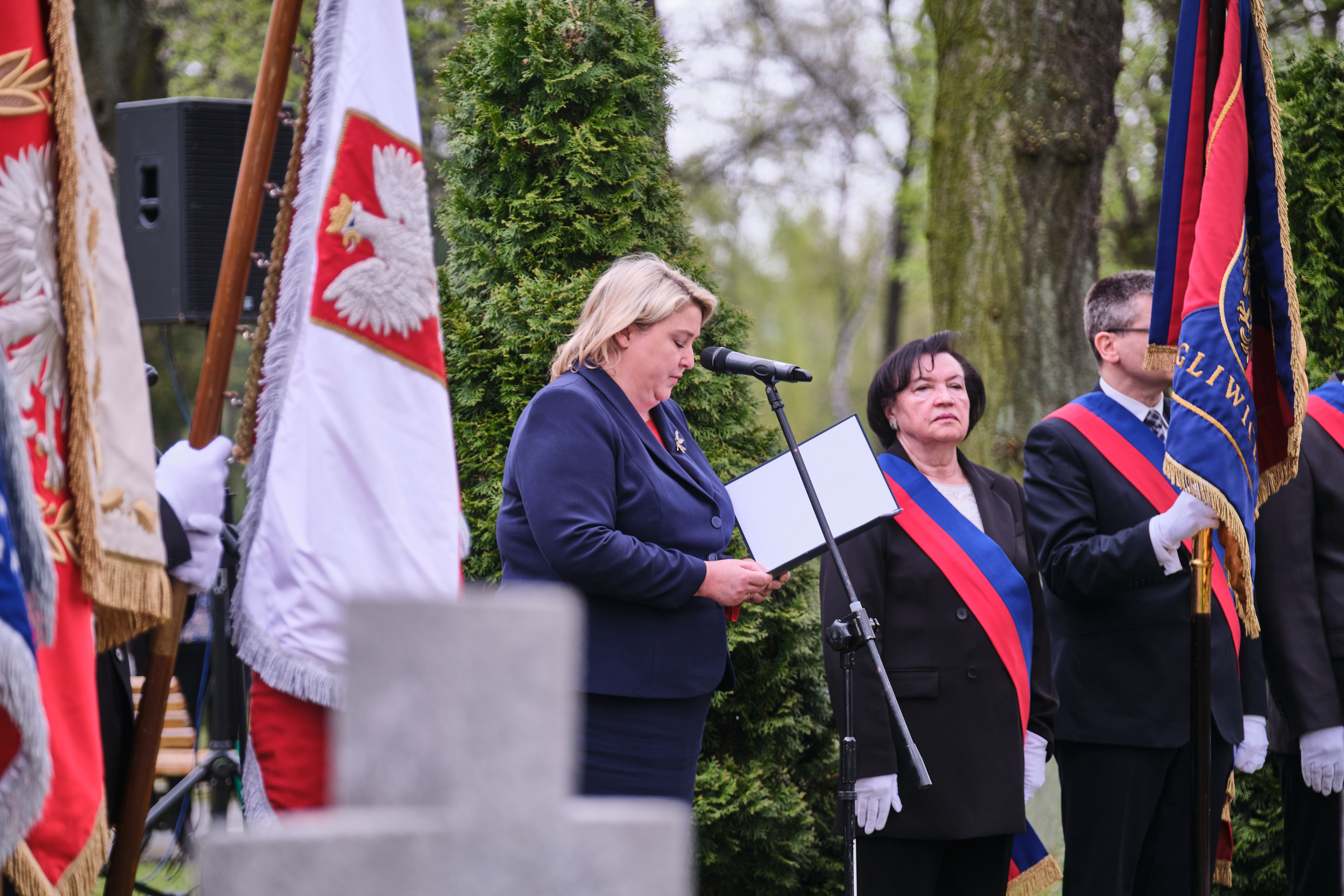 Prezydent Aleksandra Weber przemawia na cmentarzu Centralnym