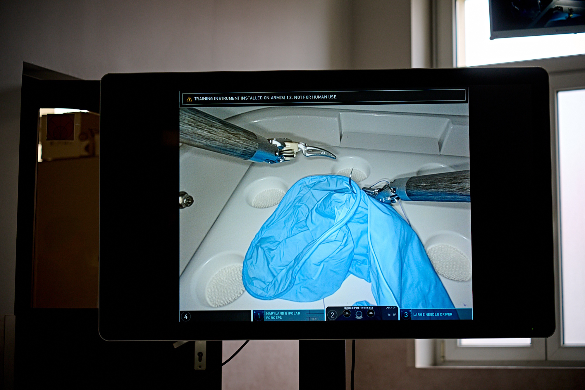 Szpital Miejski uruchomił dziś symbolicznie i zaprezentował system, dzięki któremu oficjalnie wchodzi do grona ośrodków oferujących najbardziej zaawansowaną chirurgię małoinwazyjną, dostępną dotąd głównie w największych klinikach w kraju