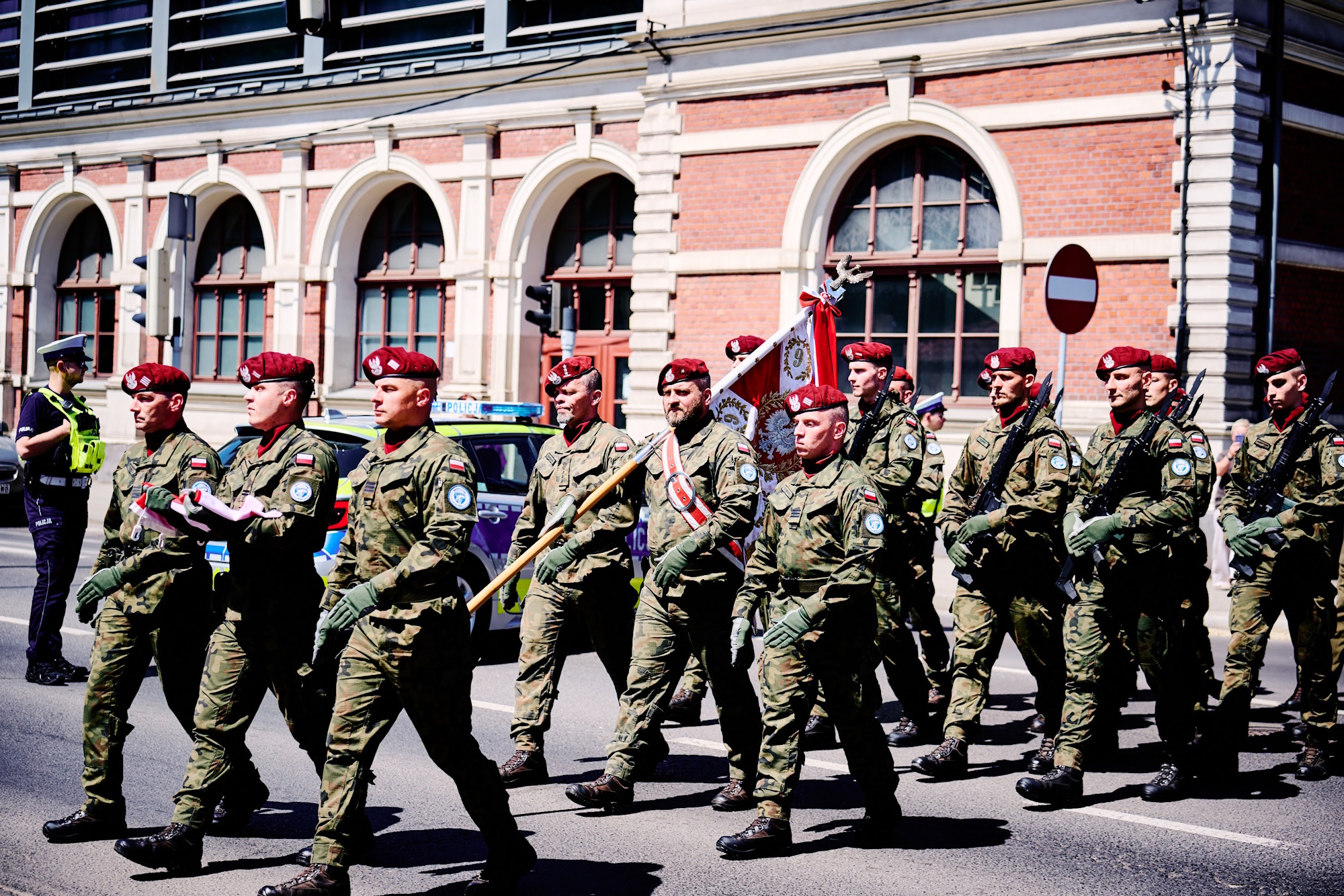 wojskowi idący przez miasto