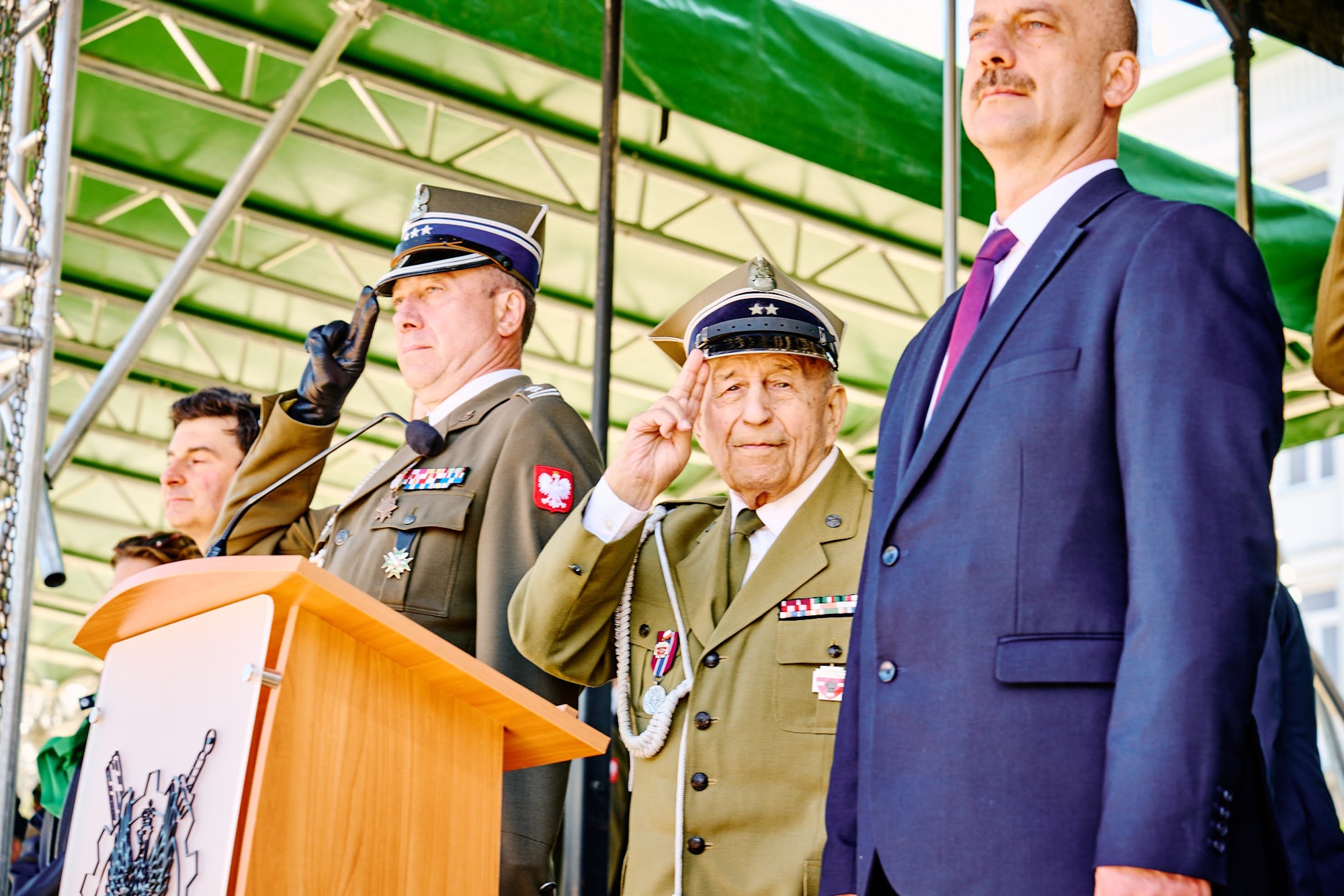 ludzie na placu podczas uroczystego apelu