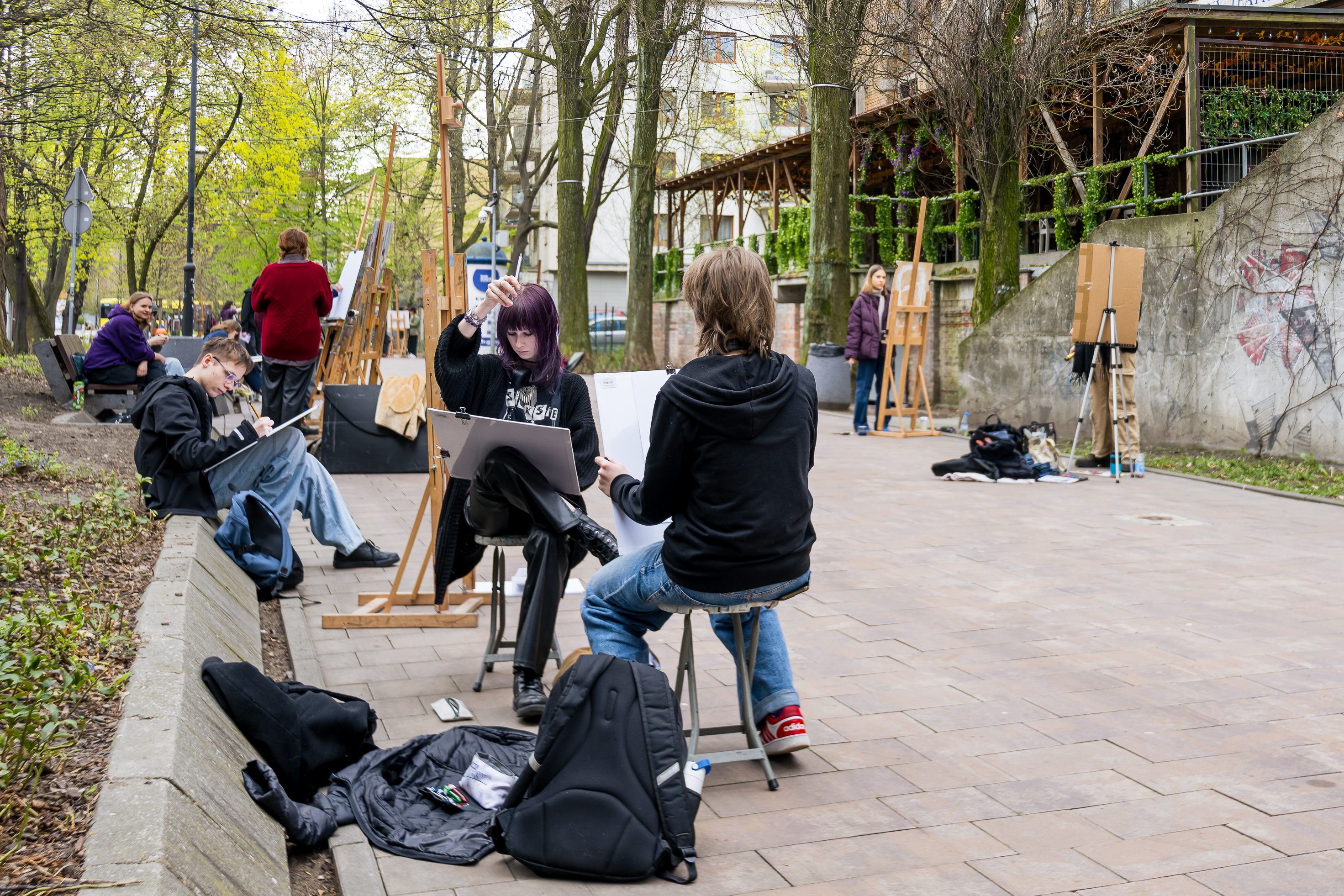 Ludzie rysują w plenerze